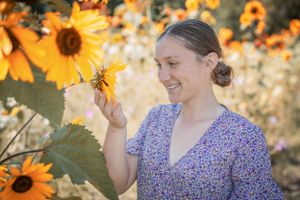 girls senior pictures with sunflowers