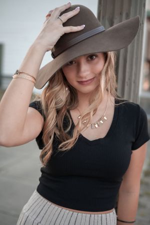 girl senior pictures with hat