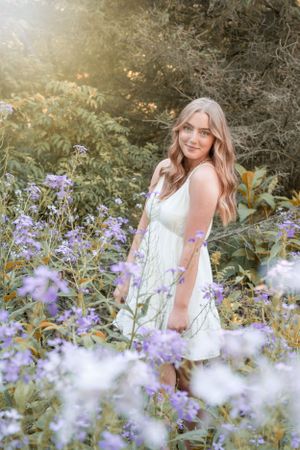 girl senior pictures with flowers