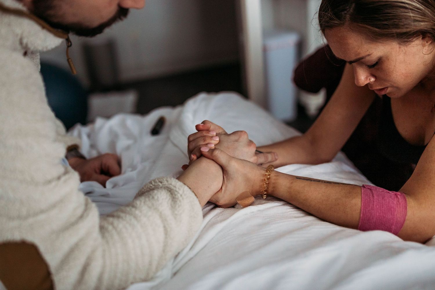 dad supporting mom in labor at breath birthing center tulsa, ok