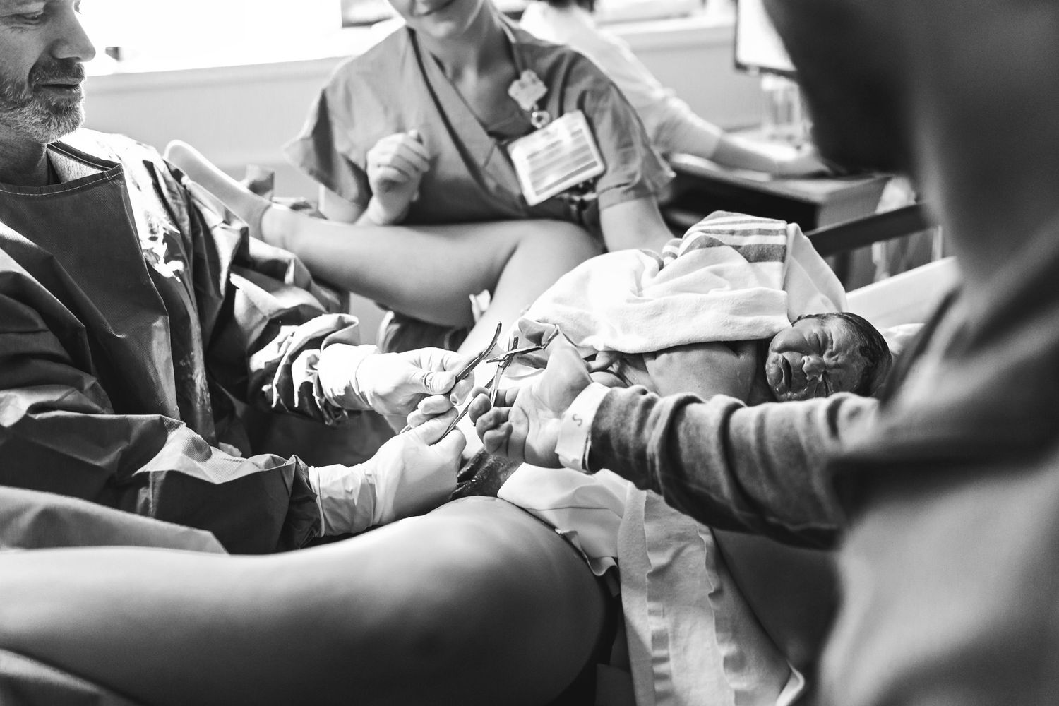 dad cutting the umbilical cord of his newborn son at his birth in Tulsa ok
