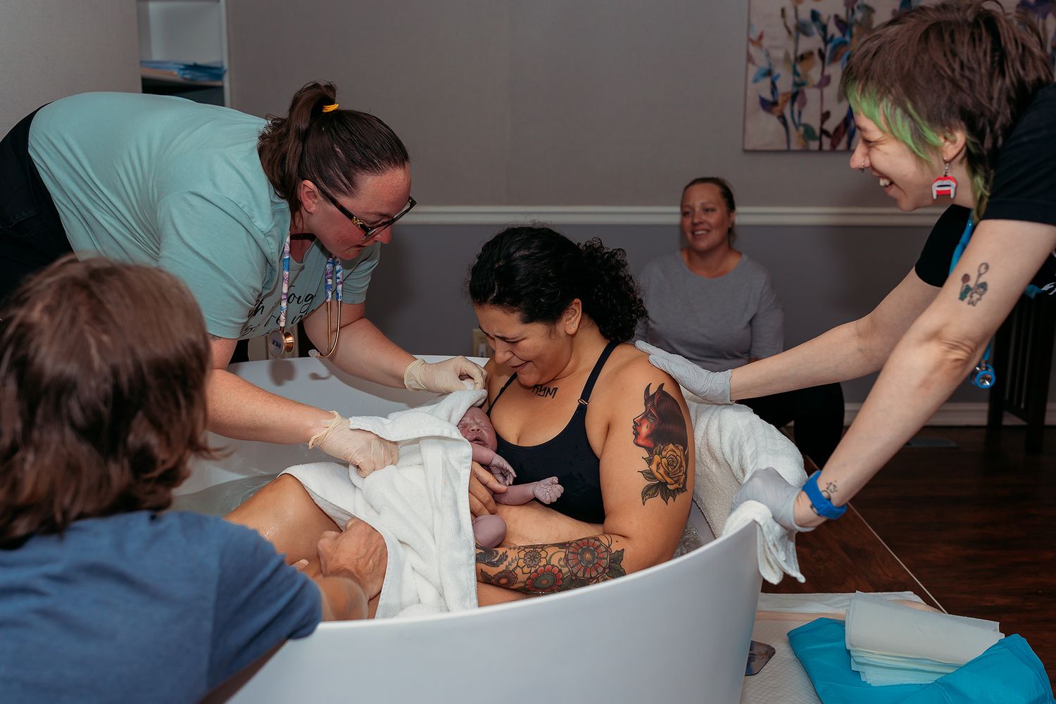 newborn baby delivered at Tulsa birth center in the tub