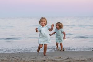 bambina-corre-gemelle-mare