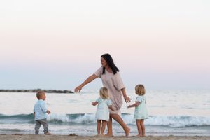 famiglia-gioca-bambini-mare-sanremo
