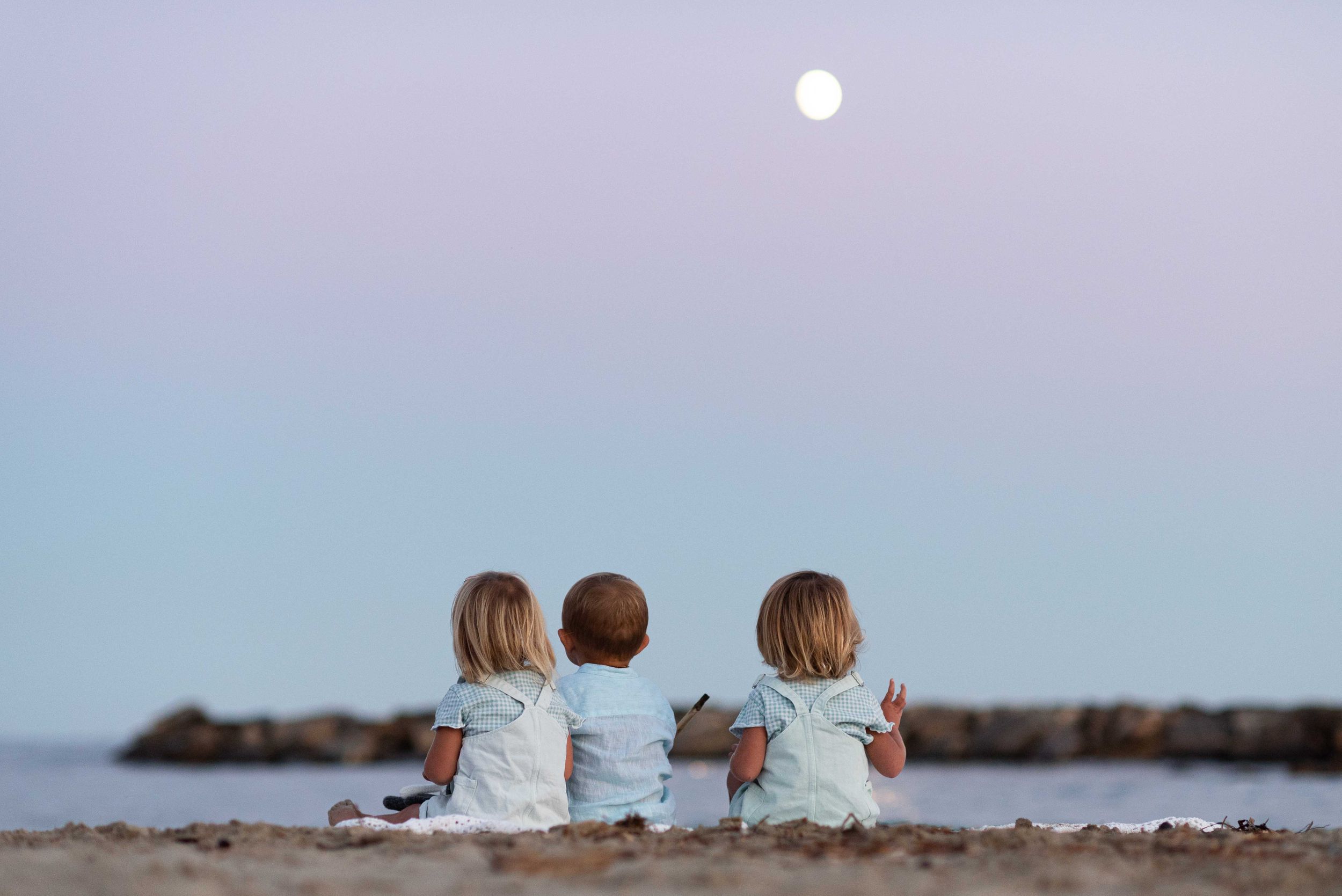 fratelli-seduti-luna-mare