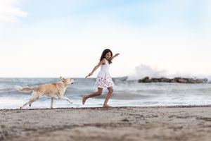 bambina-cane-gioco-mare-Imperia
