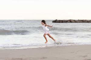 bambina-corre-mare-imperia