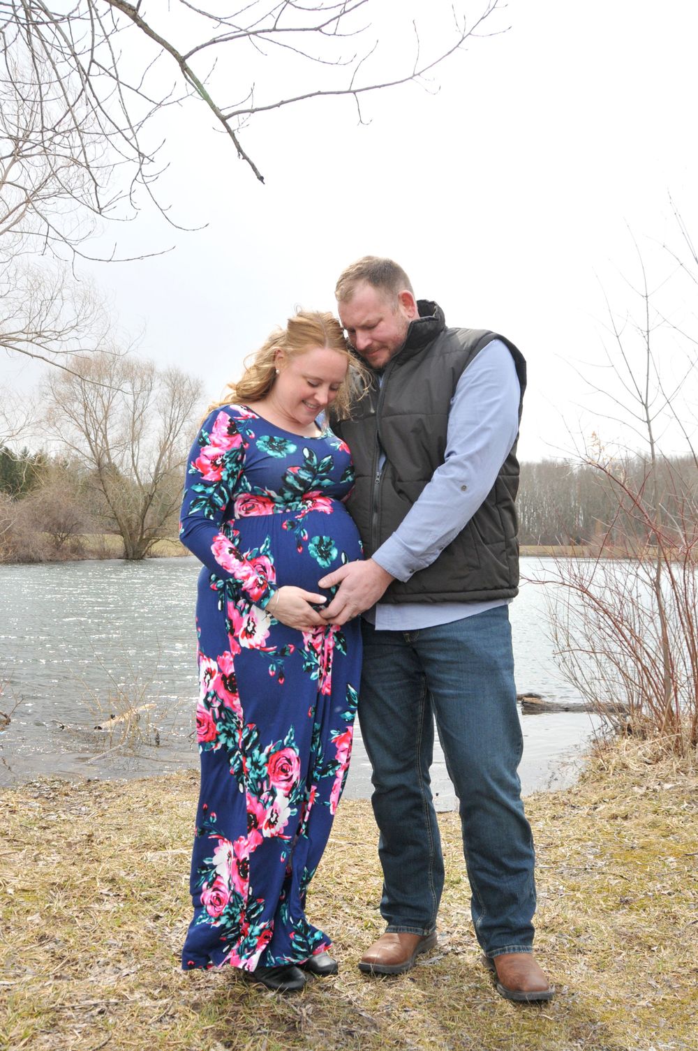 maternity photo outdoors husband and wife