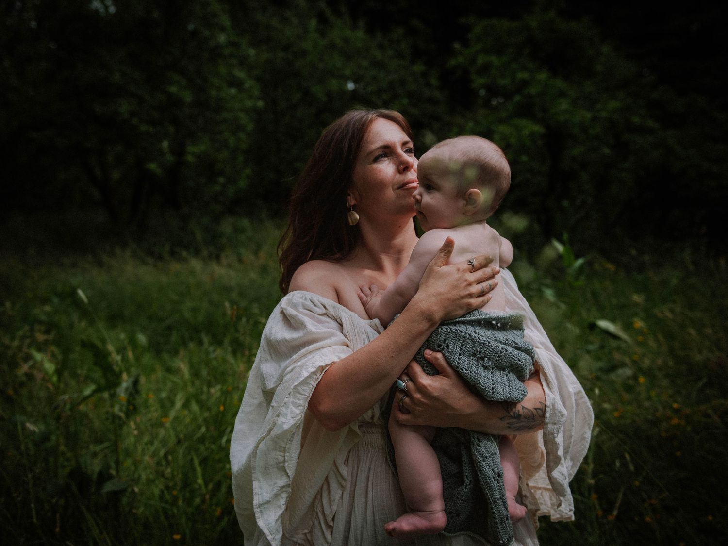 Buitenshoot met baby, borstvoedingsshoot, werkendam, Almkerk, Nieuwendijk, gemeente AltenaK newbornshoot Almkerk. newbornfotografie