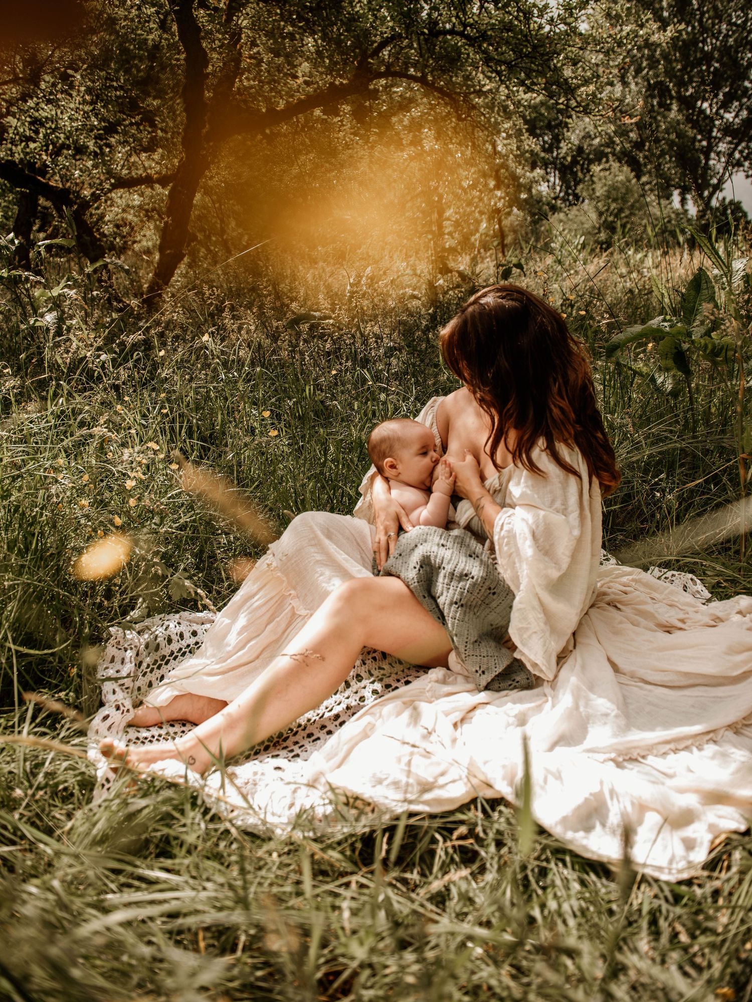 Buitenshoot met baby, borstvoedingsshoot, werkendam, Almkerk, Nieuwendijk, gemeente AltenaK newbornshoot Almkerk. newbornfotografie