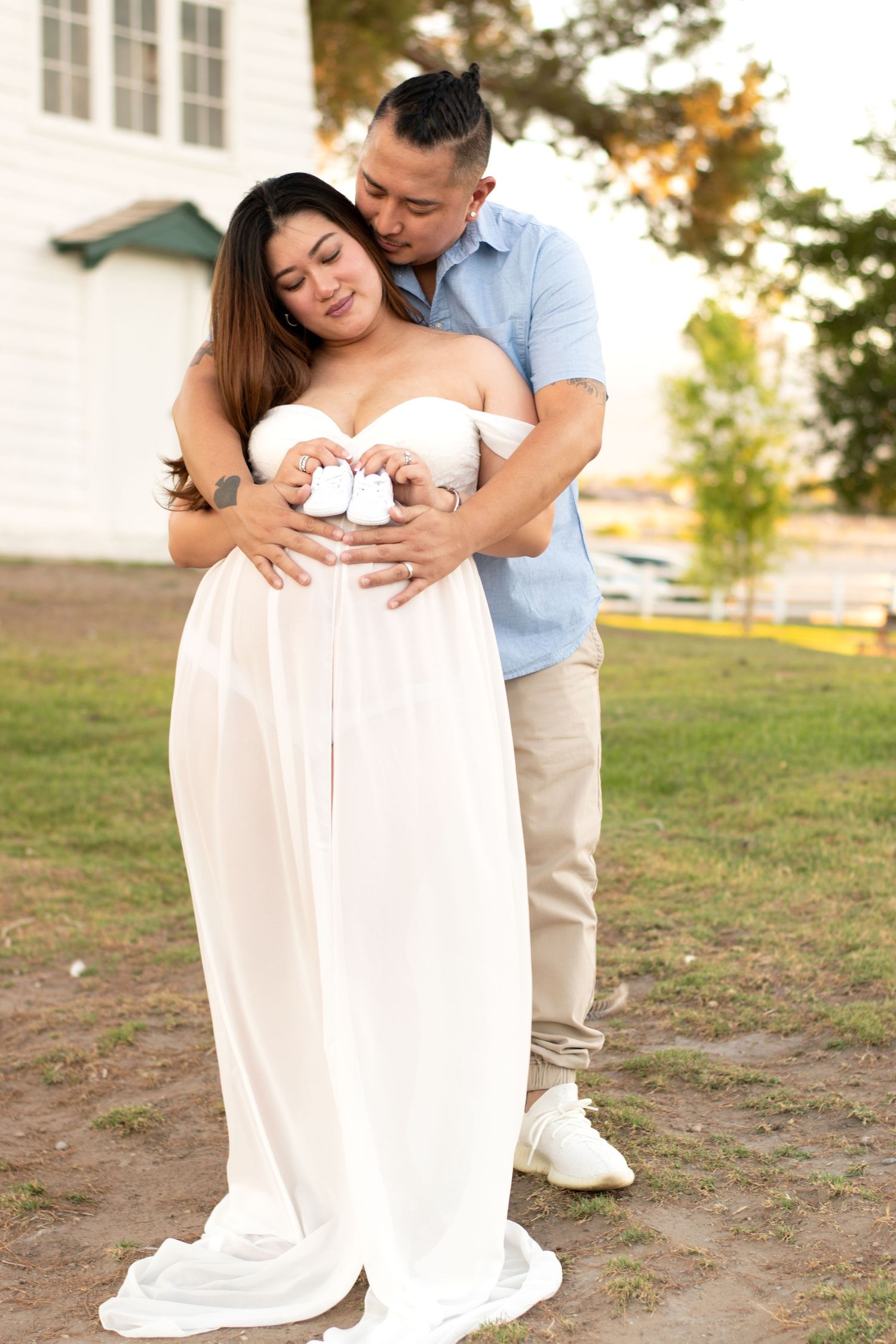 ALT= "MATERNITY PHOTOSHOOT FLOYD LAMB PARK, WHITE MATERNITY DRESS"