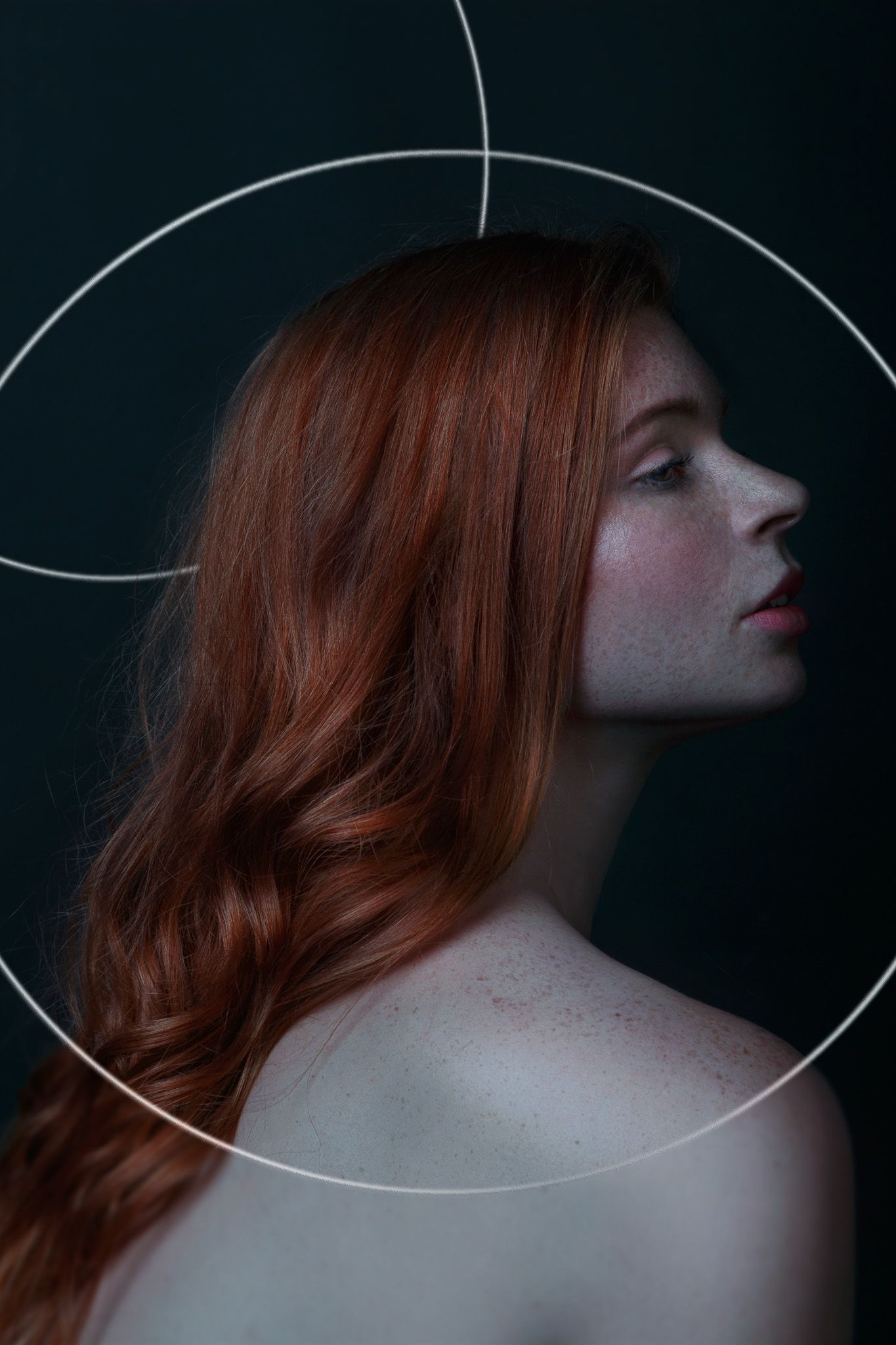 Žena v dramatickom svetle s jemným tieňovaním – umelecká portrétna fotografia