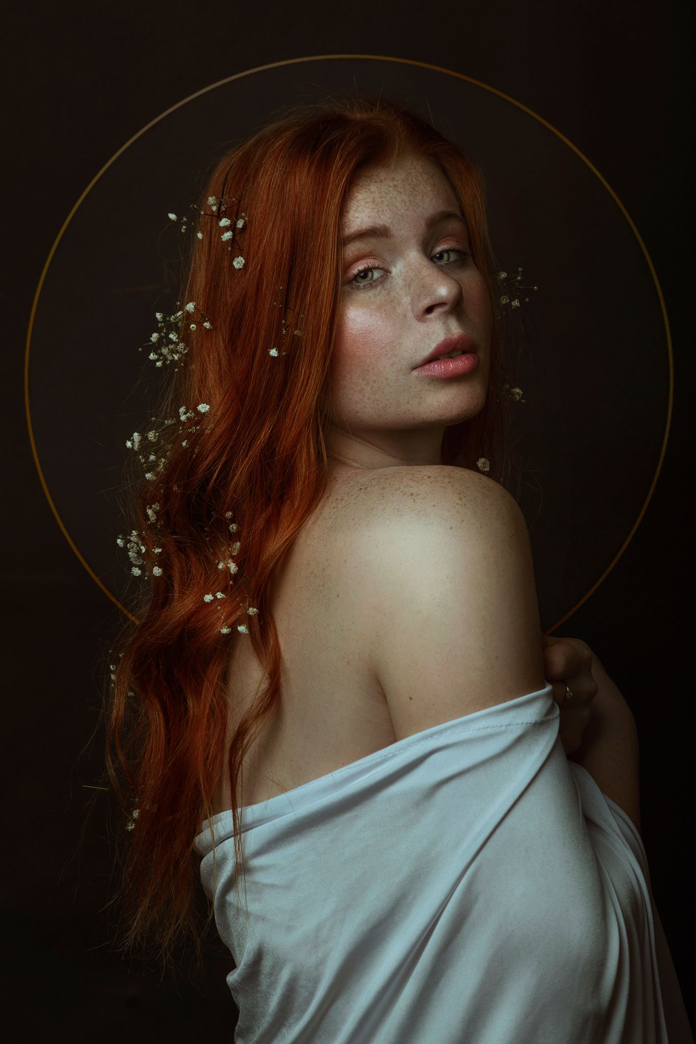 Záhadná žena zahalená v jemnom závoji – poetická a snová portrétna fotografia