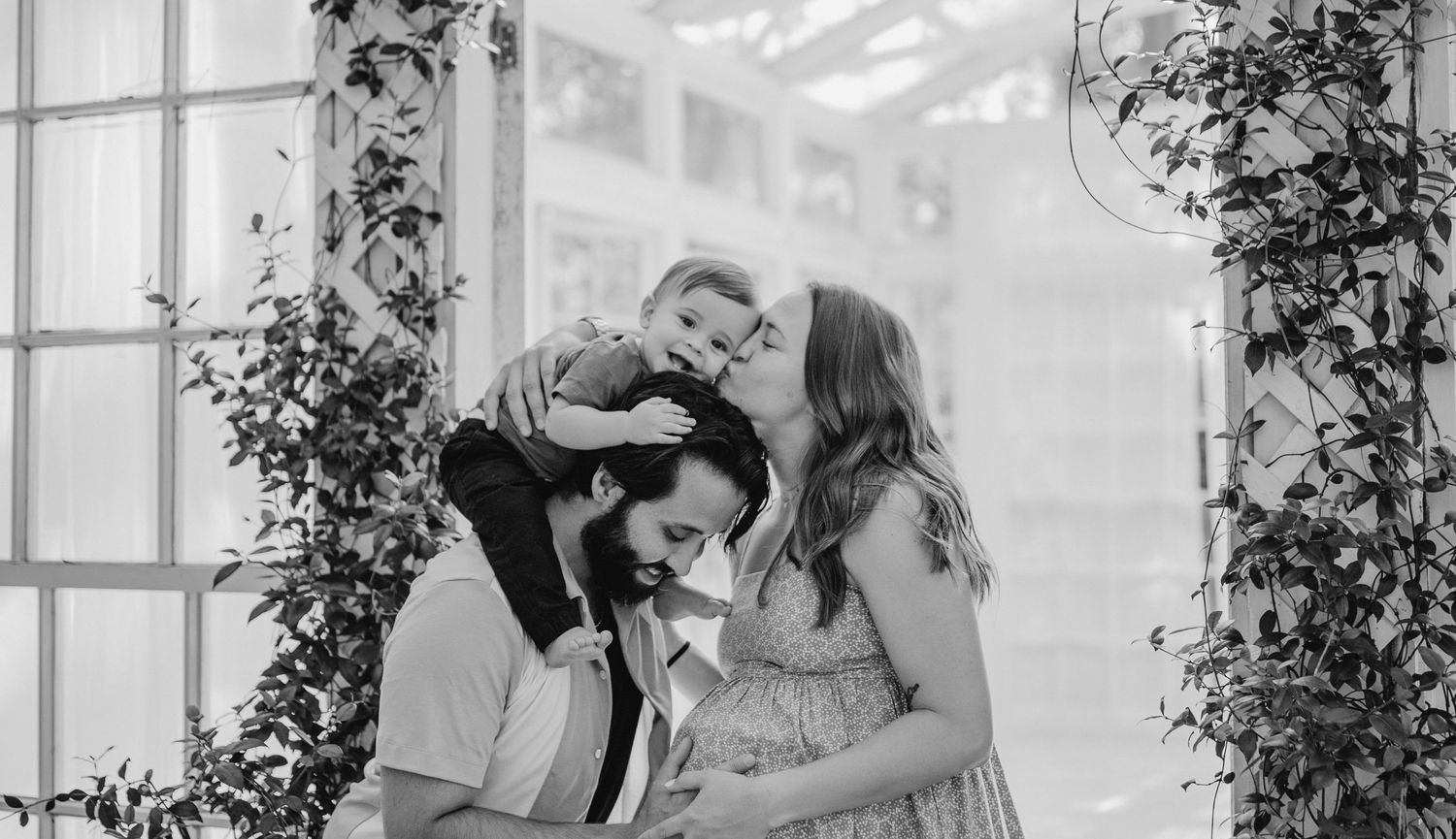 Maternity shoot Oak atlier greenhouse.