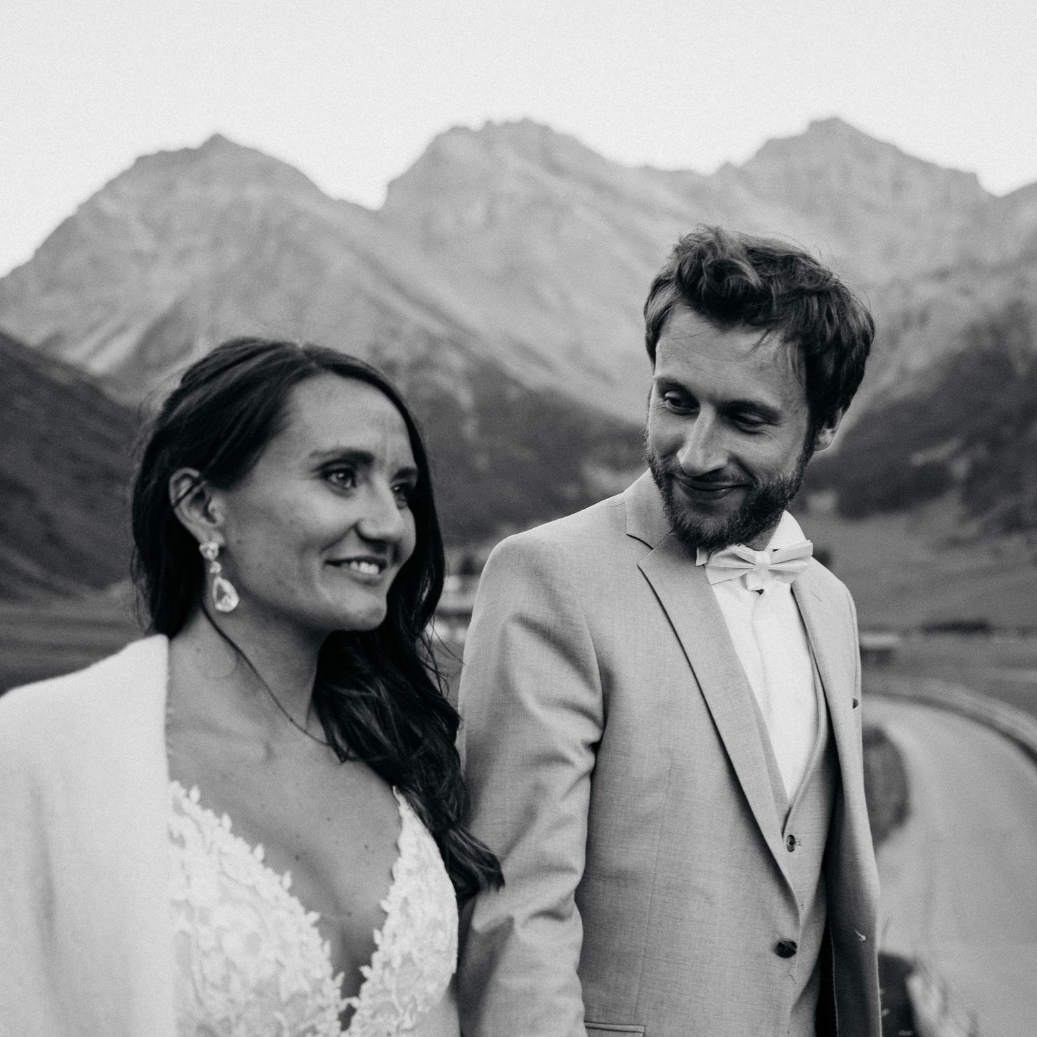 Paar sunset fotosession in schweizer Alpen Graubünden Davos, natürliche Hochzeitsfotografie authentische Momentaufnahmen