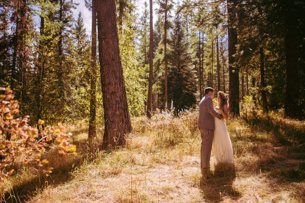 Photographer for a Wedding who's an Oregon wedding photographer specializing in amazing wedding photos