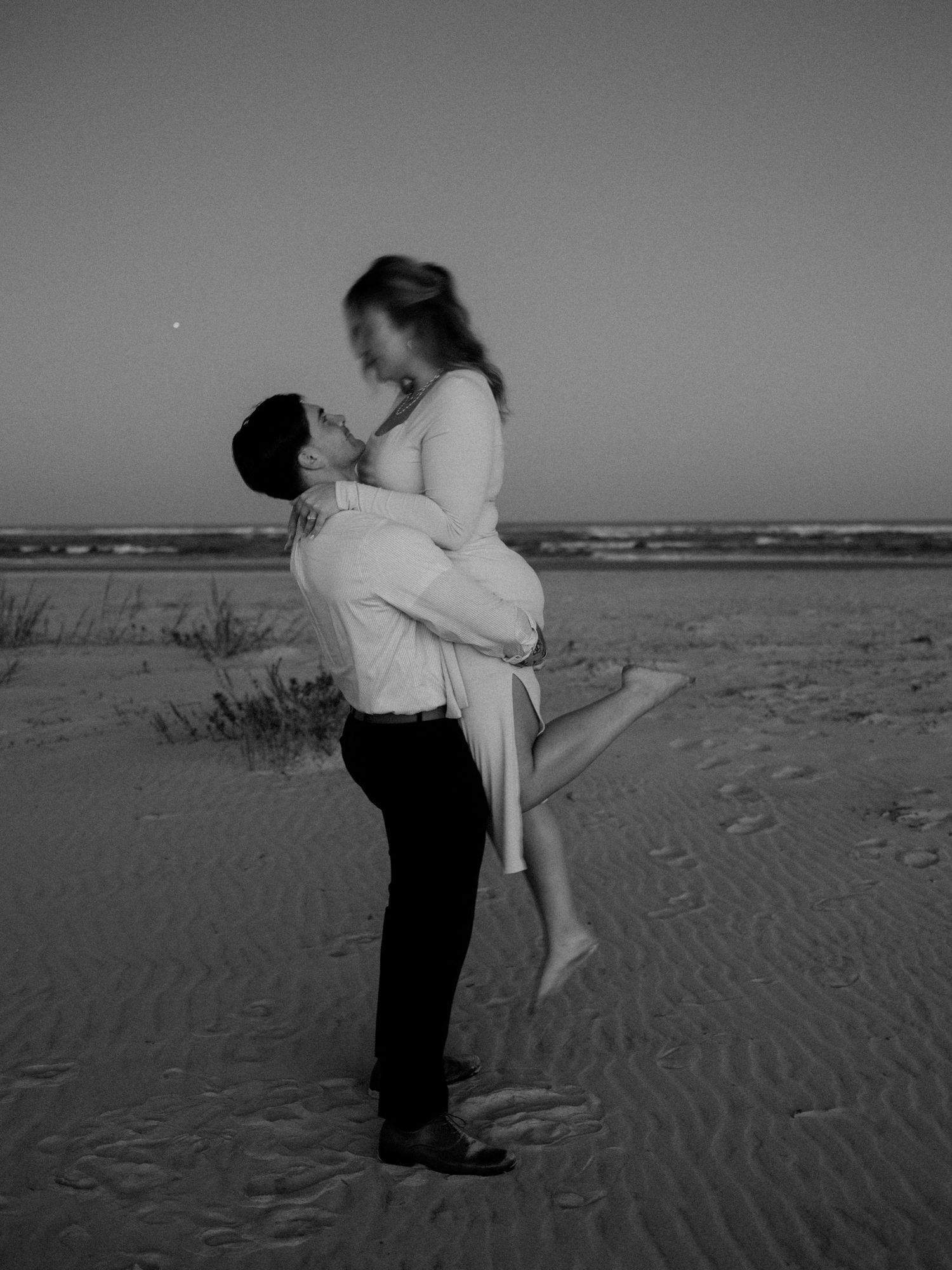 couples propose on the beach