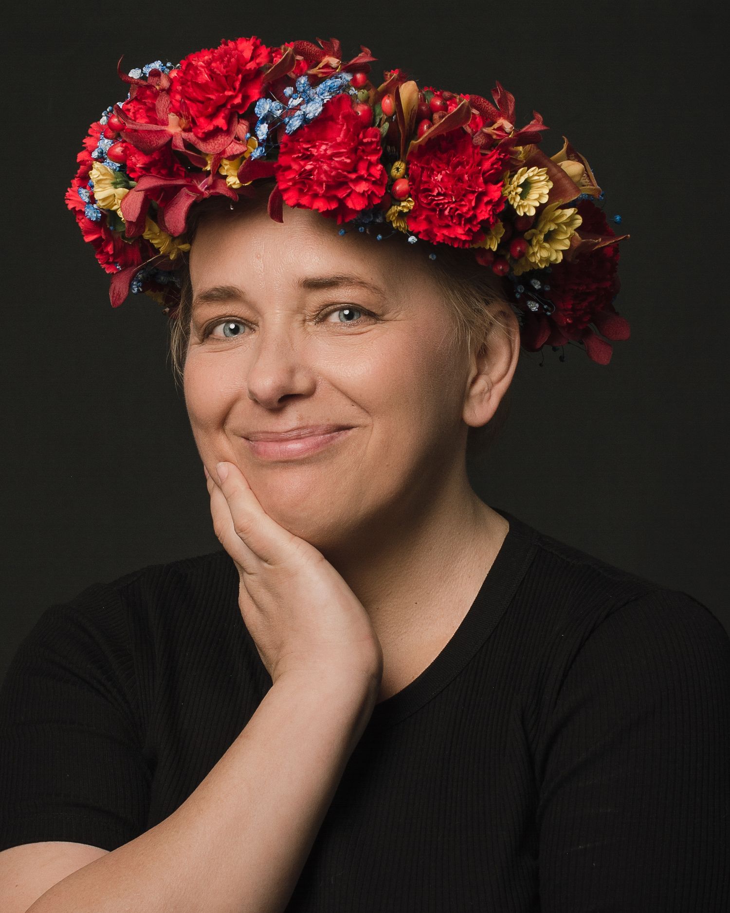 Listen To Ukrainian Hearts is a mini photo project aiming to urge people in Vietnam and Saigon donate to Ukraine.