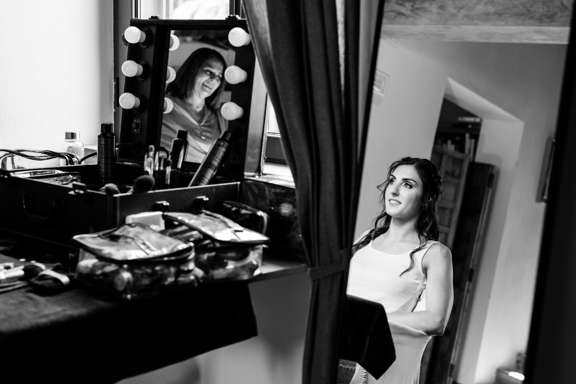 la sposa al trucco, la mamma la guarda