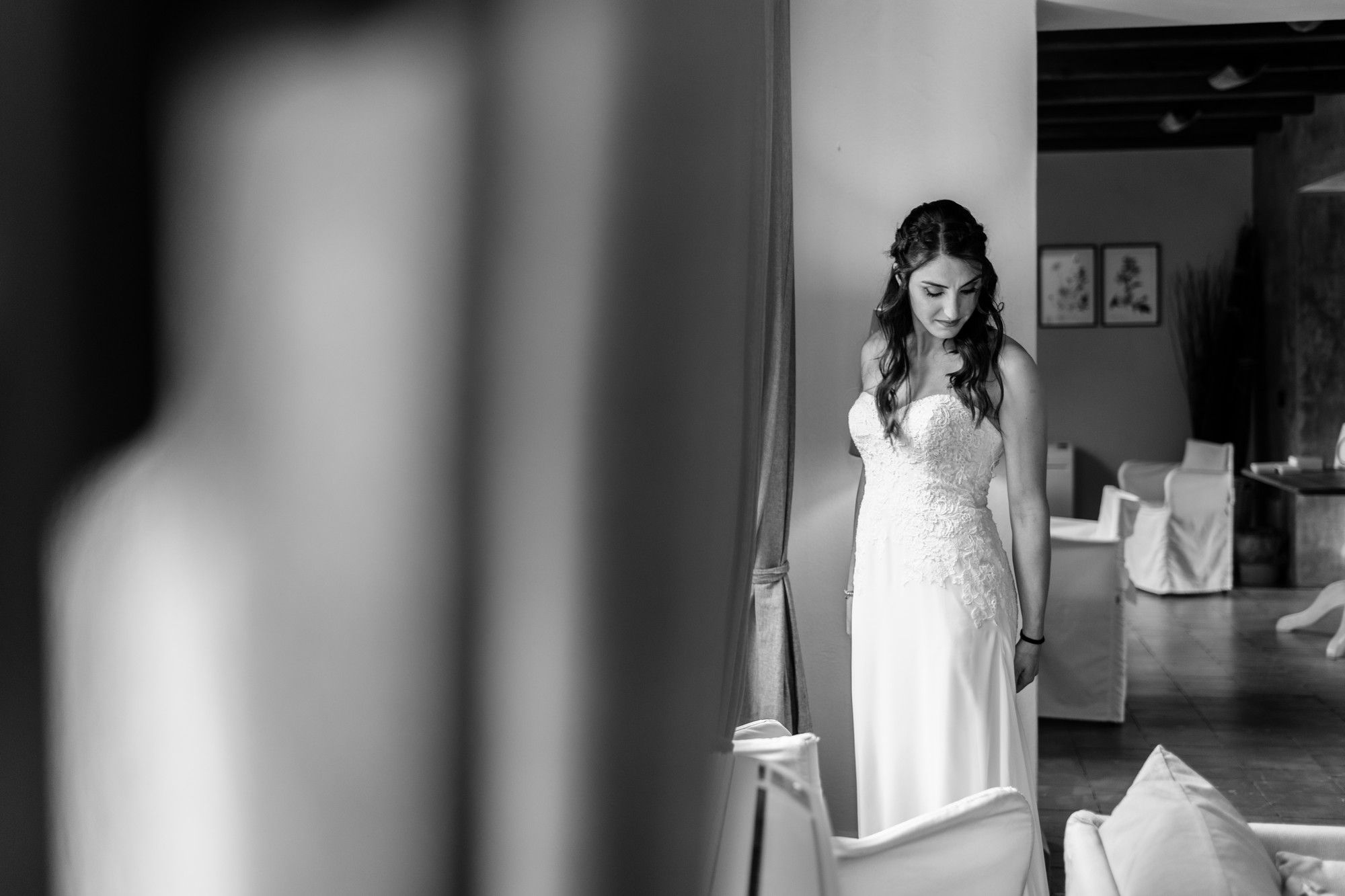 la sposa indossa l'abito