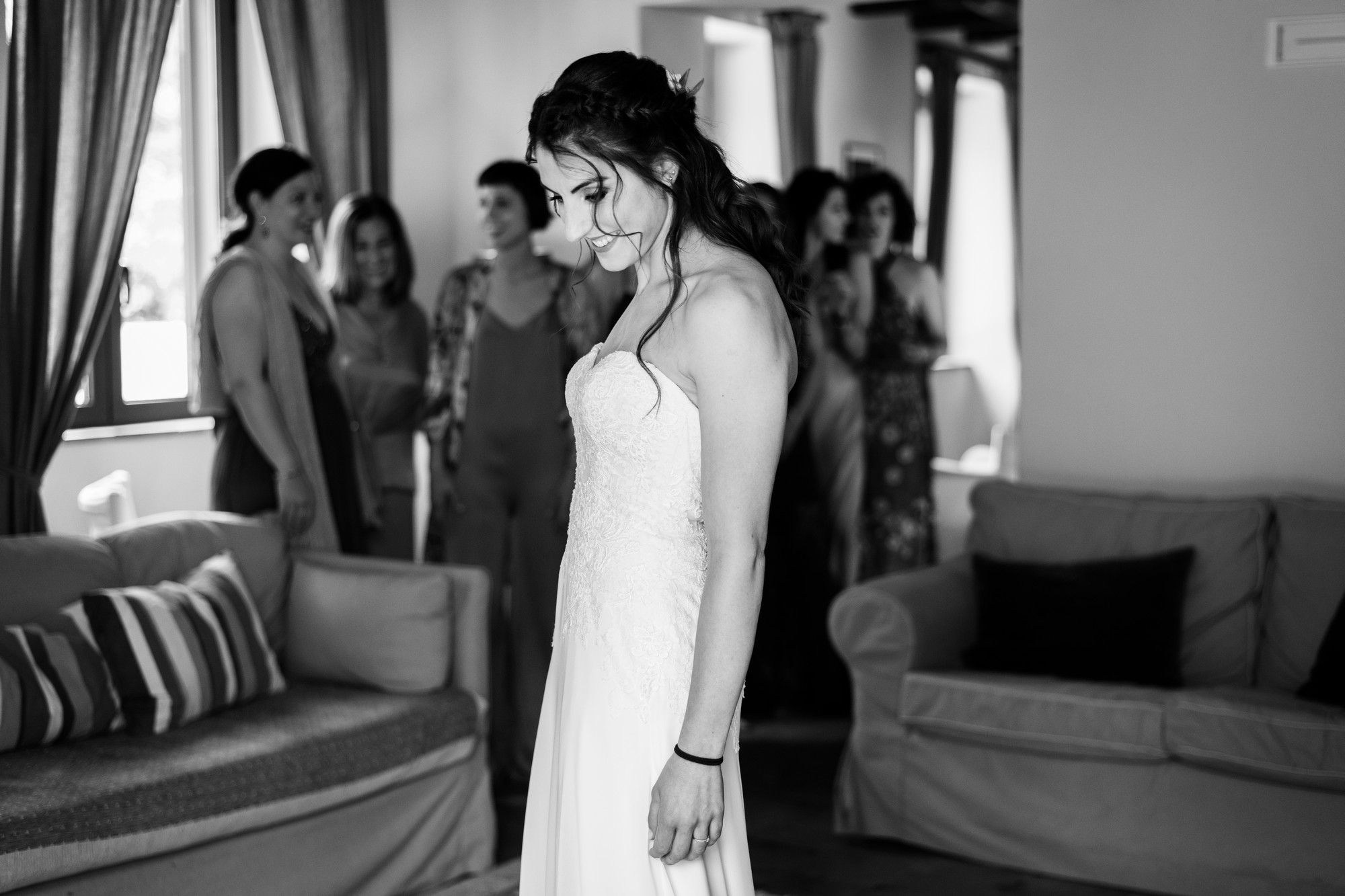 ritratto della sposa con le amiche