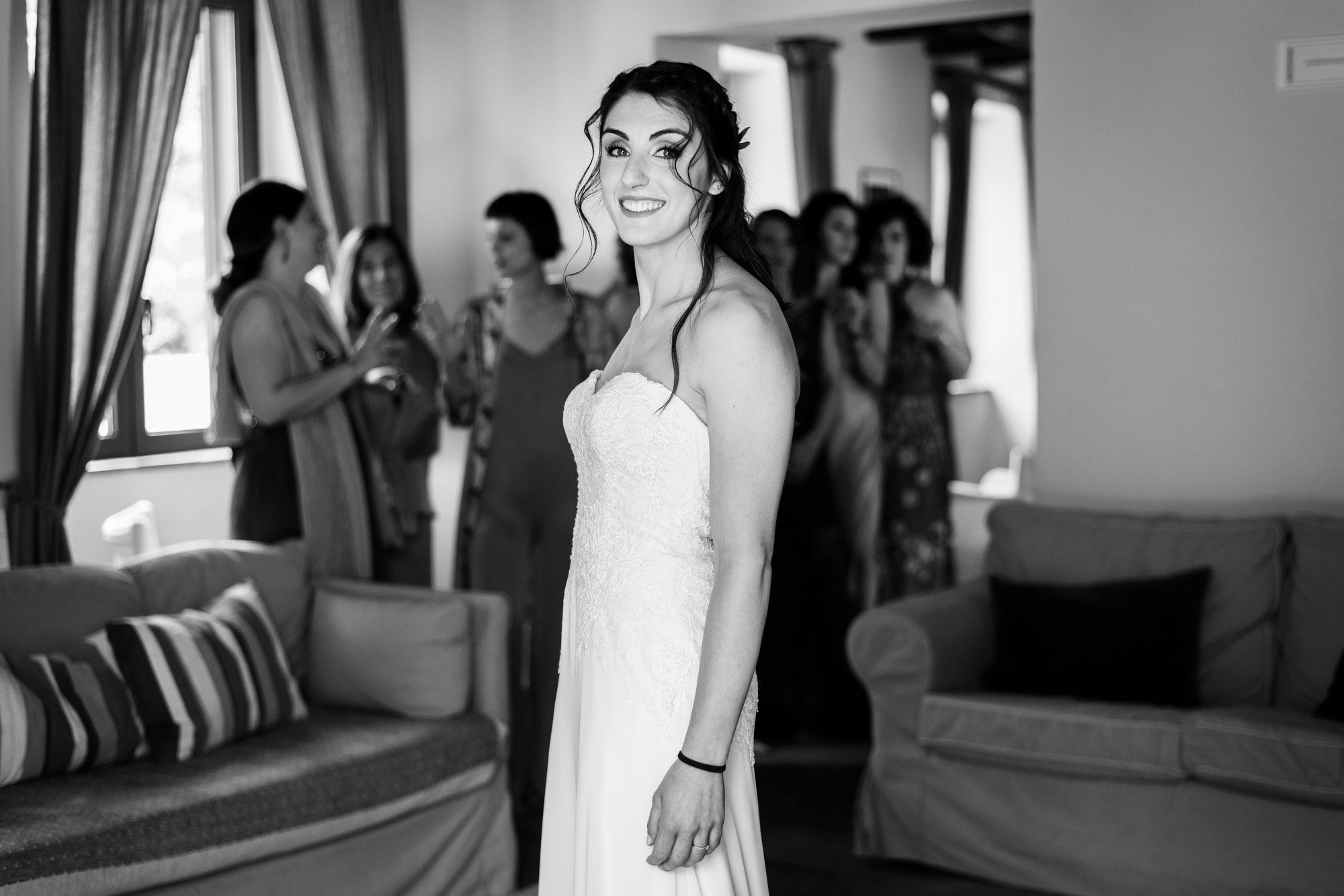 ritratto della sposa con le amiche