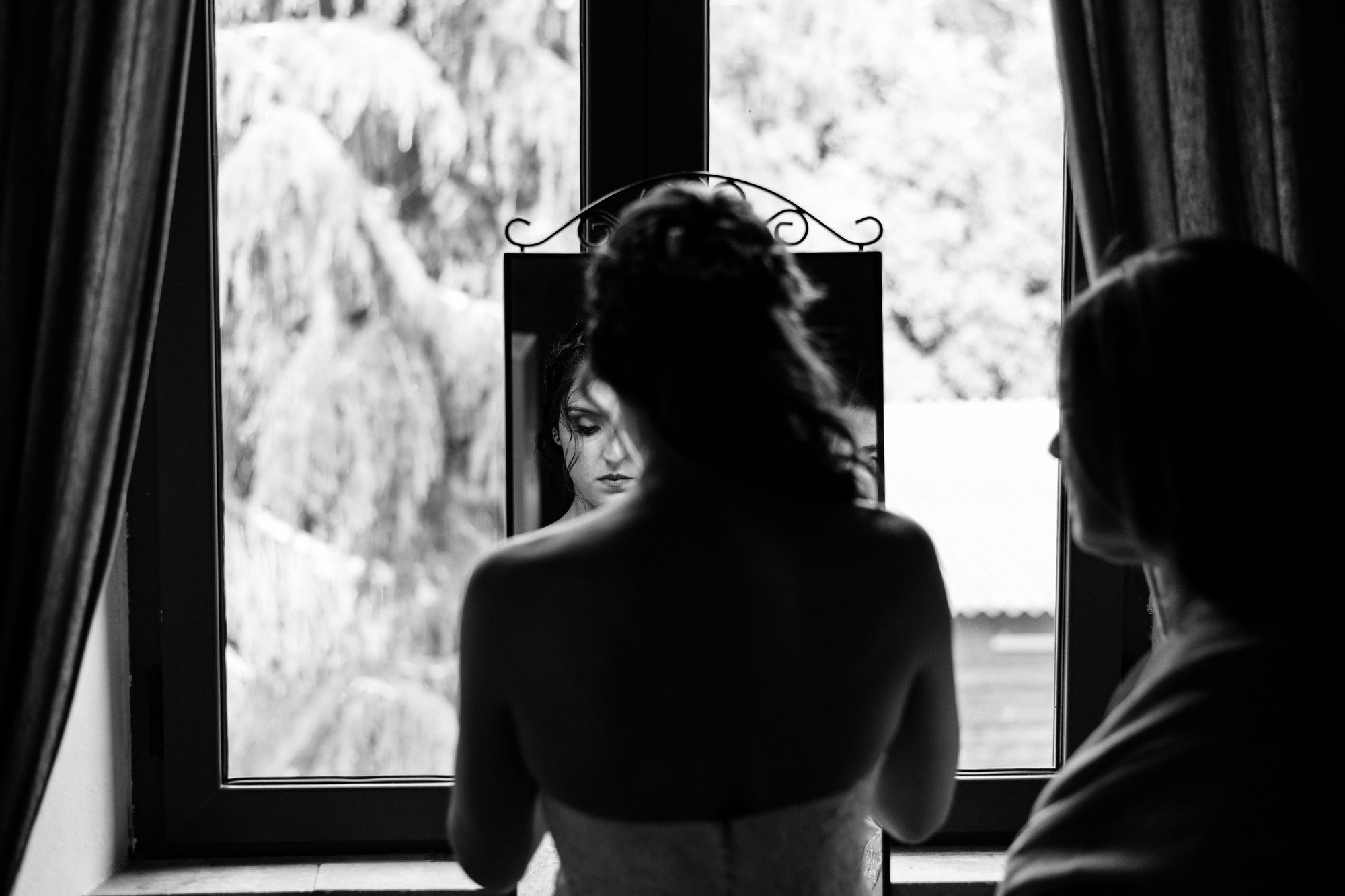 ritratto sposa in bianco e nero allo specchio