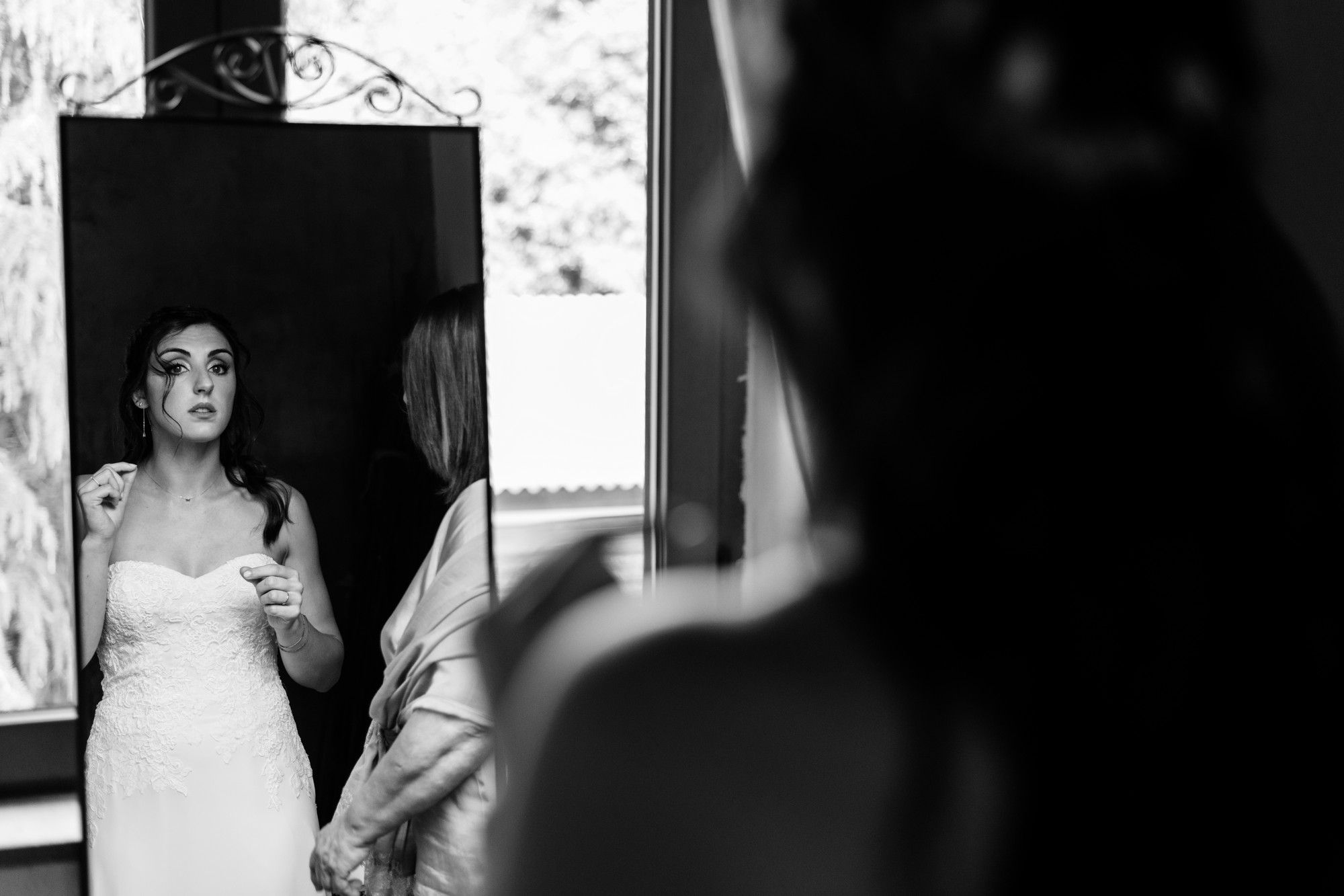 ritratto sposa in bianco e nero allo specchio