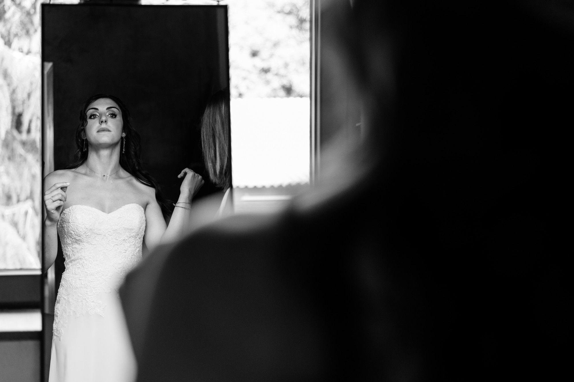 ritratto sposa in bianco e nero allo specchio