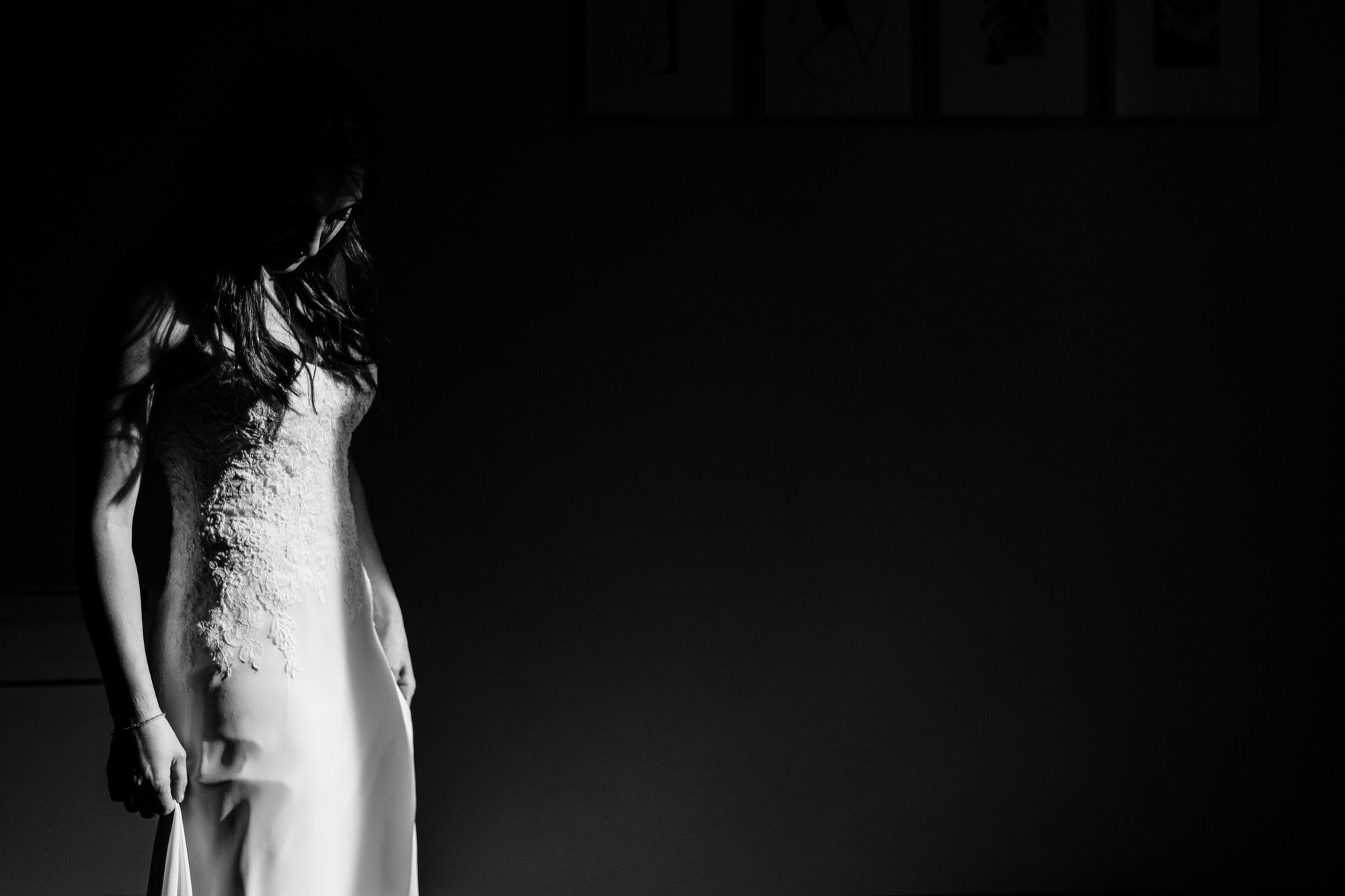ritratto sposa in bianco e nero allo specchio