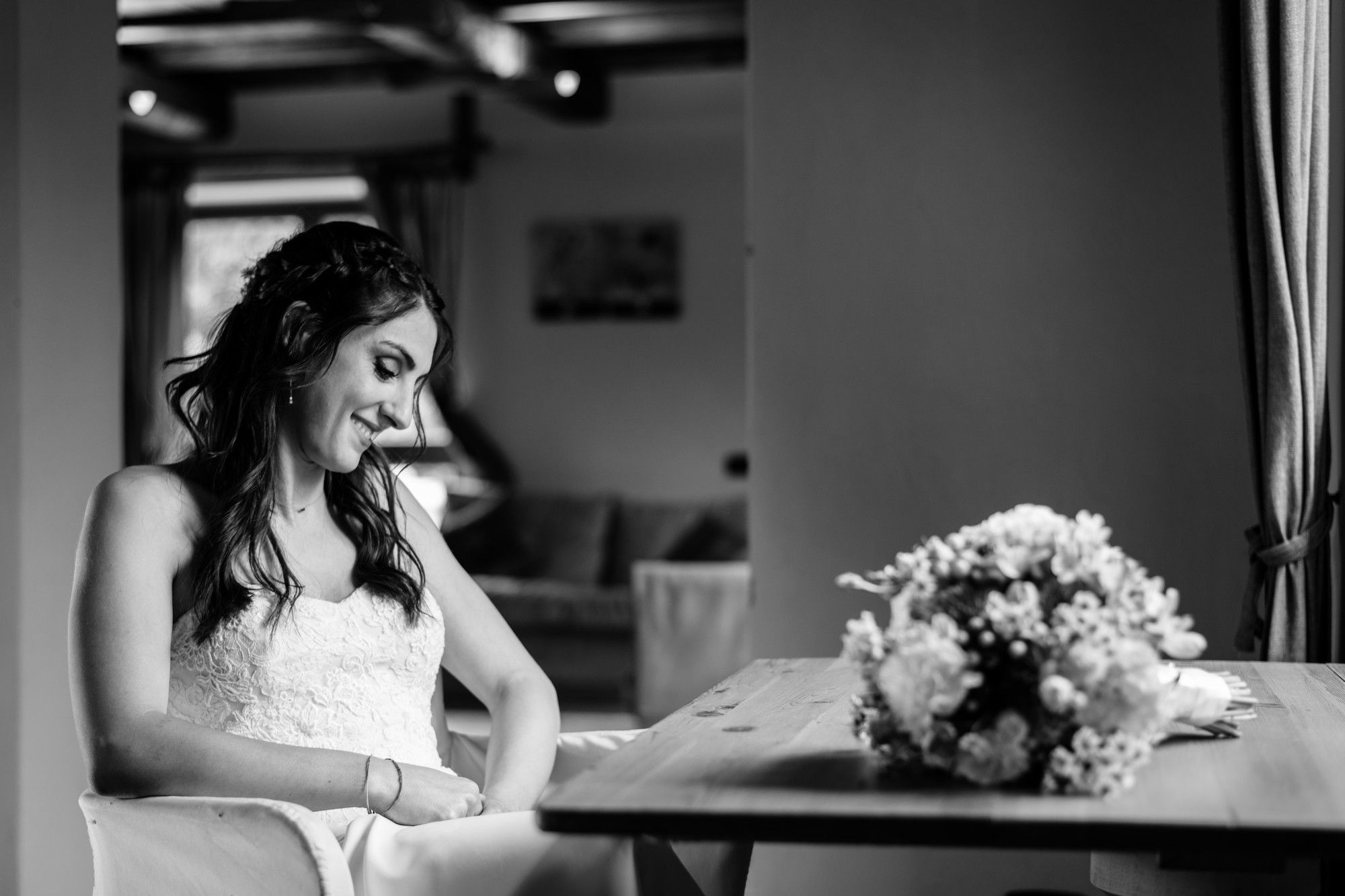 ritratto sposa in bianco e nero allo specchio