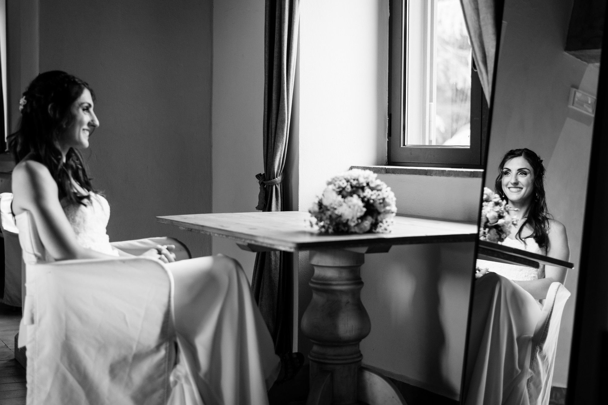 ritratto sposa in bianco e nero allo specchio