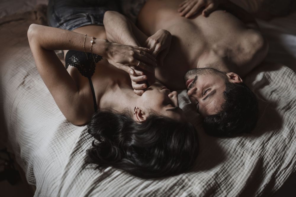 Moment complice entre deux amoureux. Séance couple intime