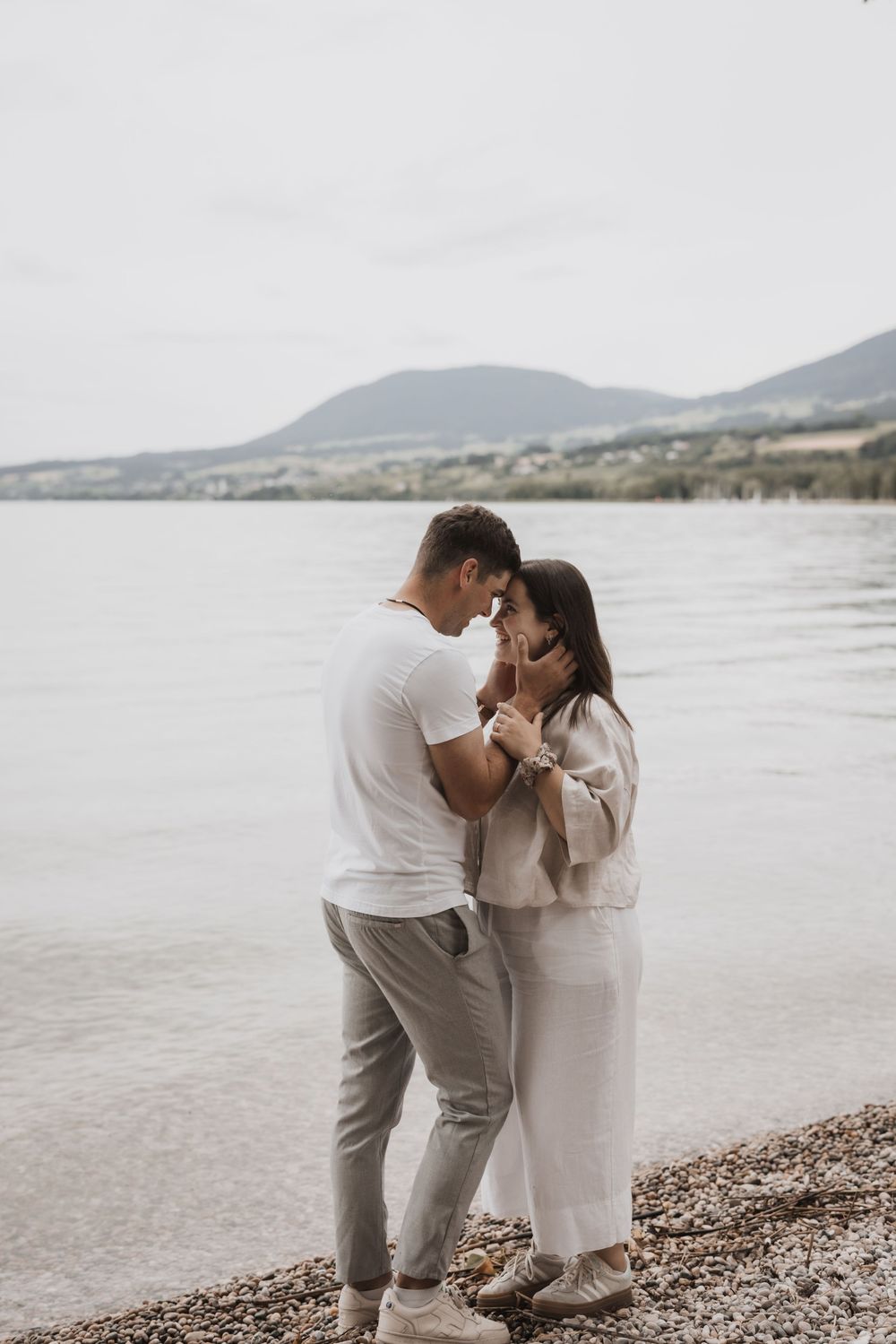Séance couple au bord du lac de Neuchâtel. Un moment d'amour pour une occasion spéciale
