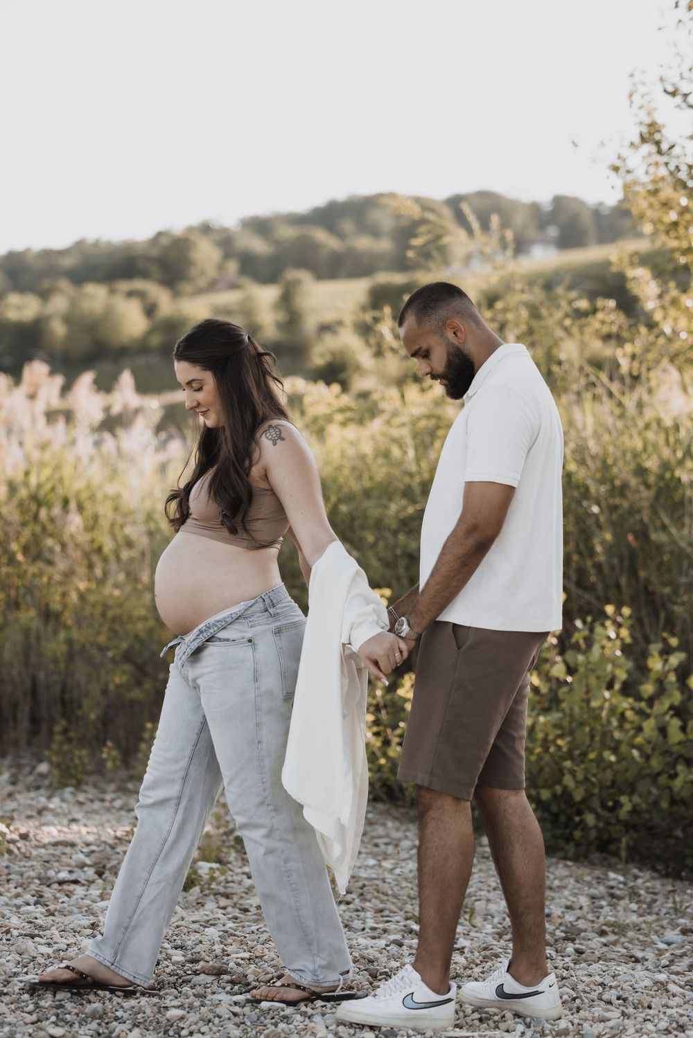 Séance photo grossesse Neuchâtel en extérieur en couple – Immortalisez ce moment avec une séance photo au bord du lac