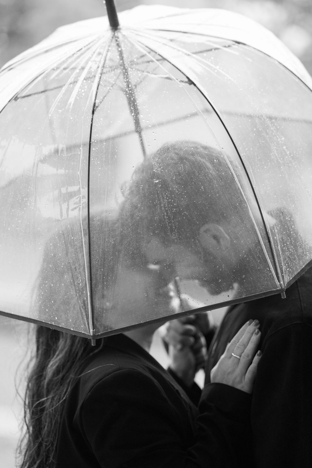 Séance couple en extérieur à Neuchâtel. Une séance photo sous la pluie rempli d'émotion.