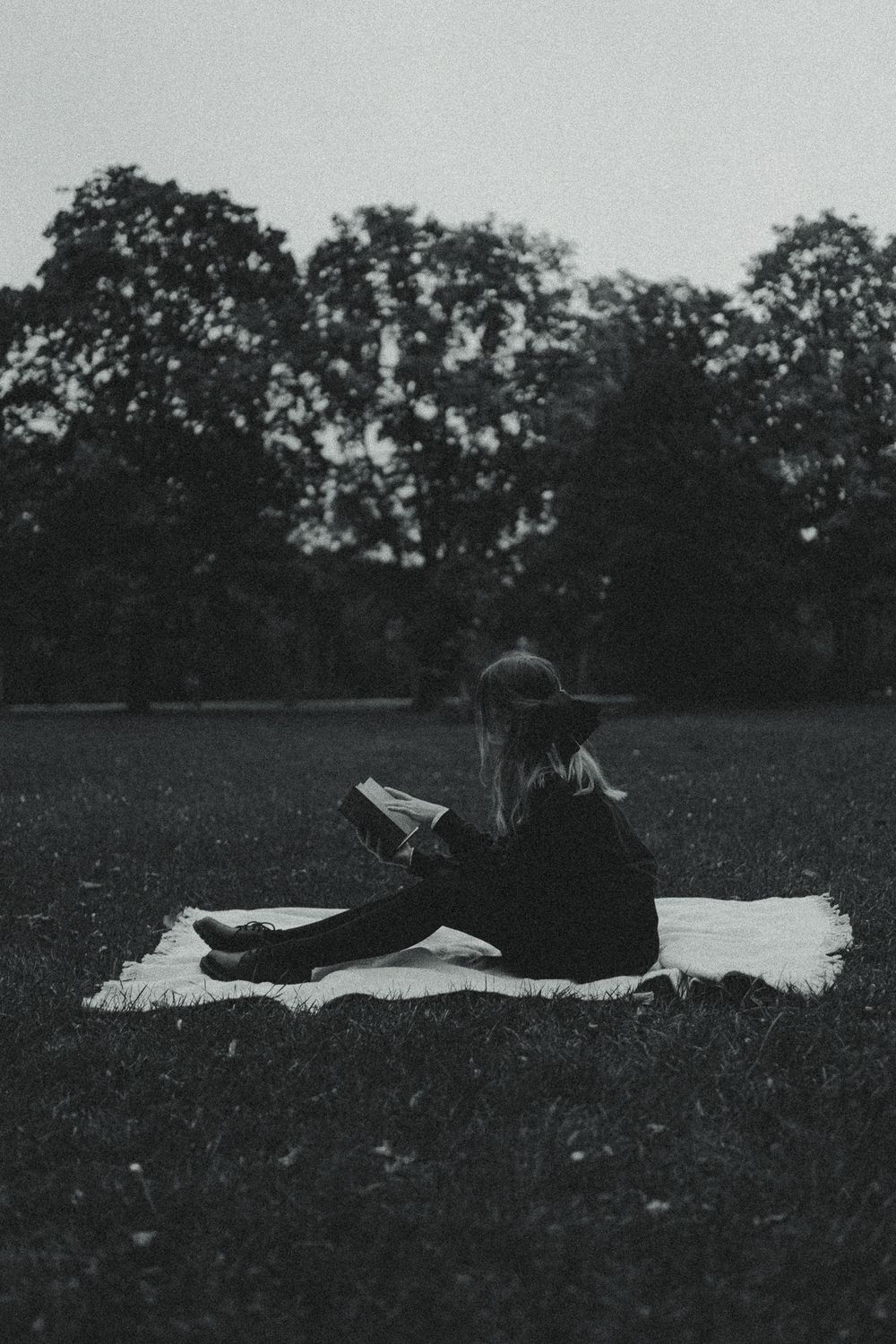 Vintage Portrait mit Frau und Buch in der Hand im Großen Garten Dresden