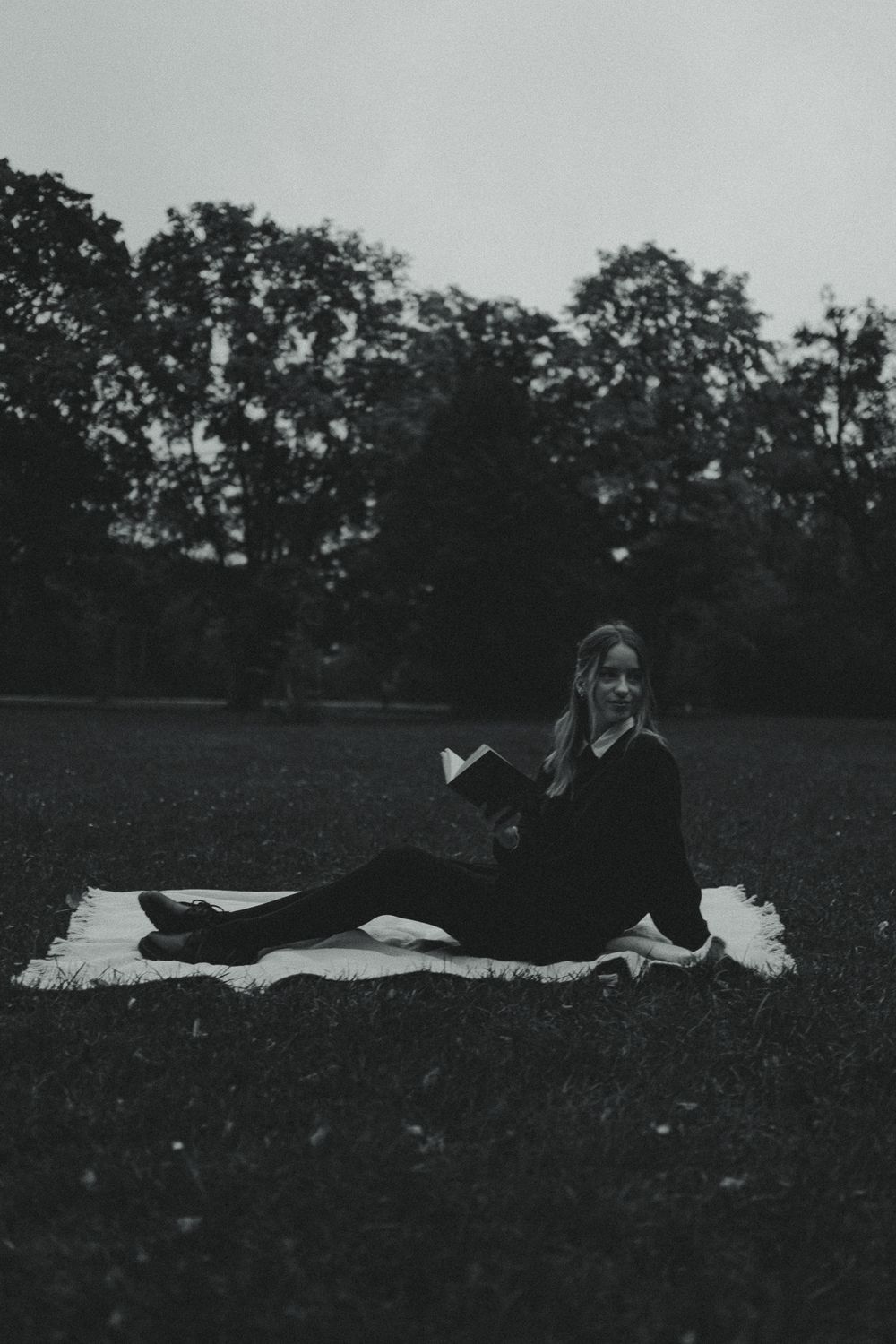 Romantisches Portrait Fotoshooting einer Frau mit Buch im Abendlicht im Großen Garten Dresden