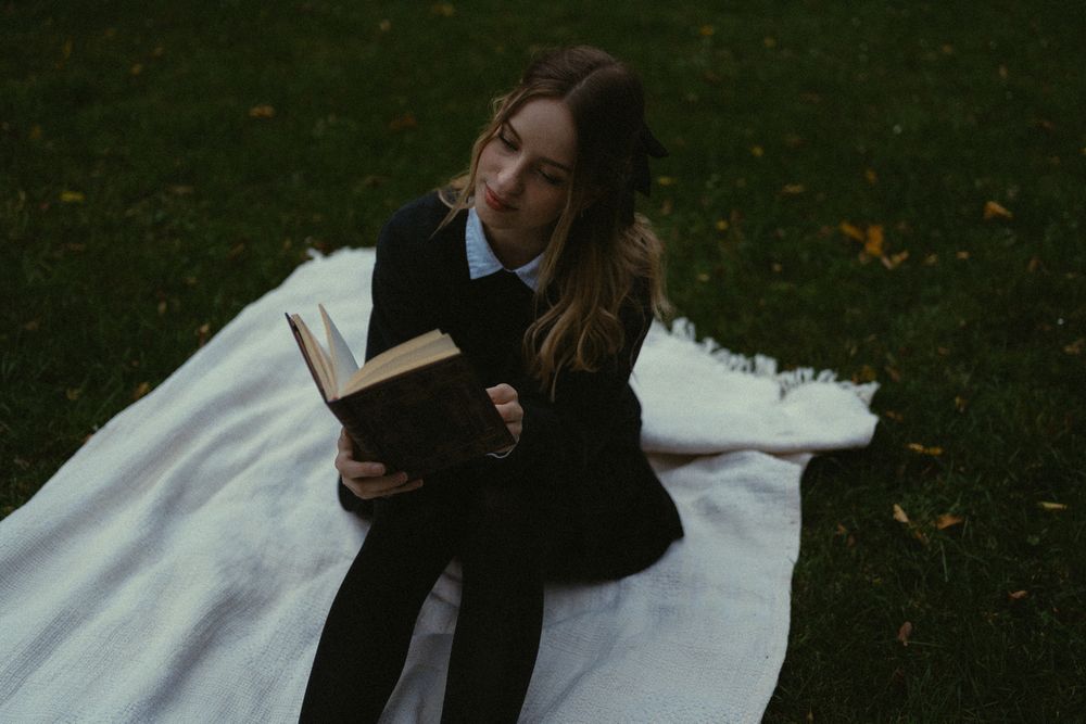 Nostalgisches Portrait Fotoshooting mit junger Frau, die ein Buch liest im Park in Dresden