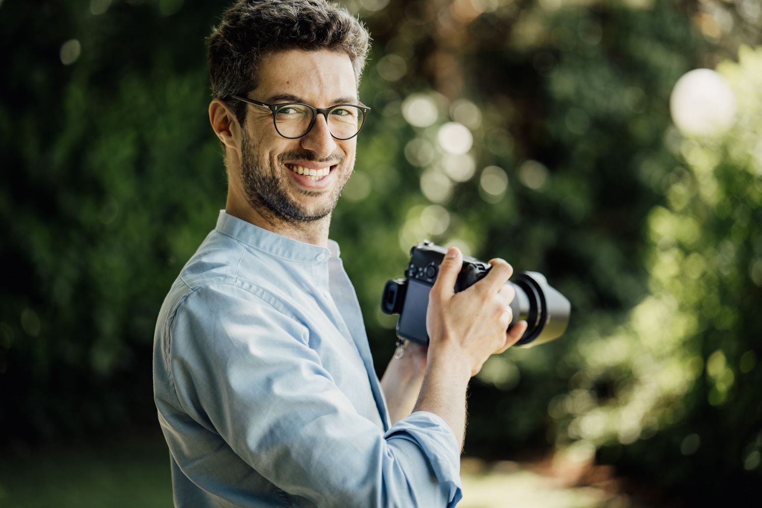Portrait von Fotograf Kurosch Borhanian mit Sony Kamera