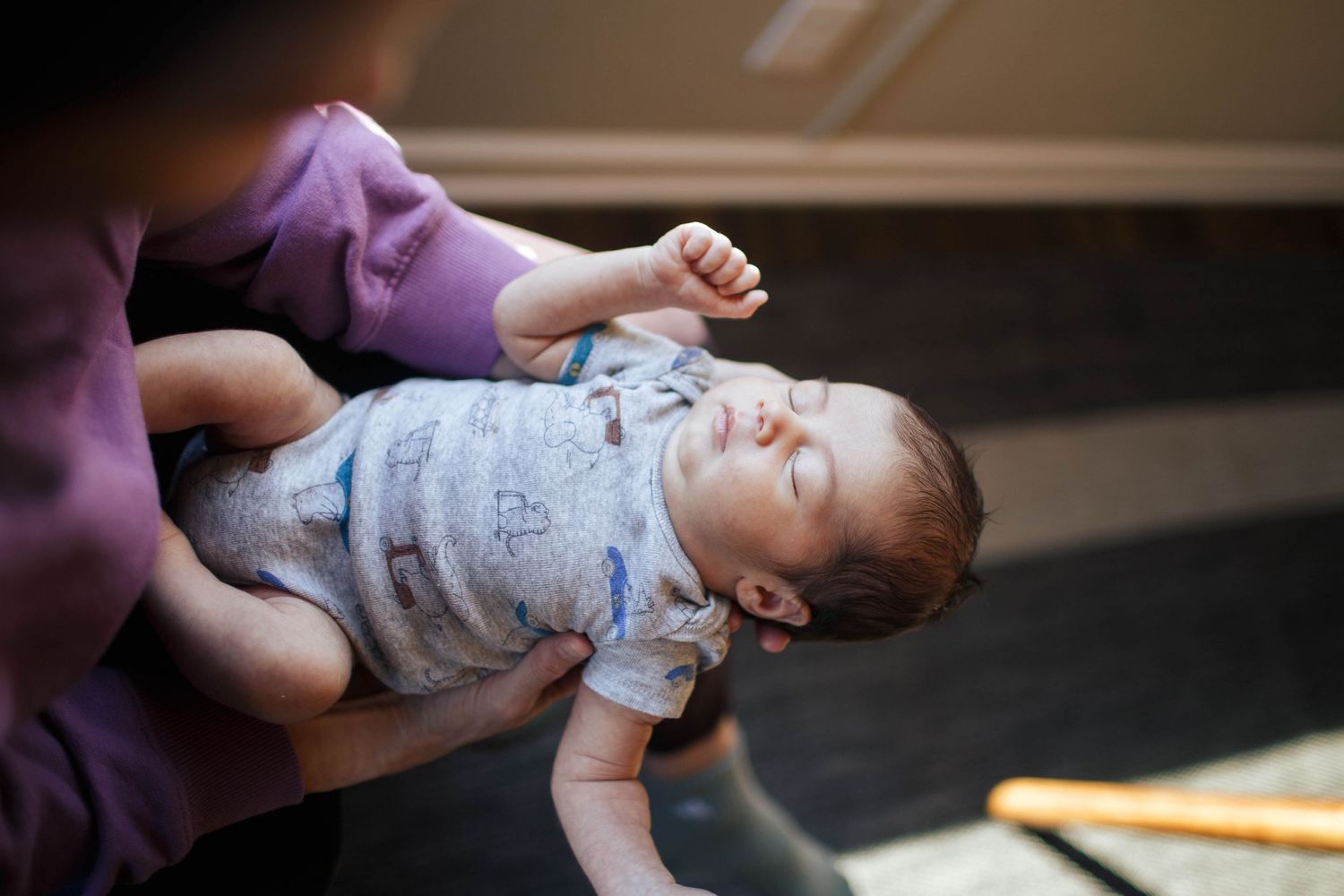 Everett lifestyle newborn session: a newborn baby at home in everett