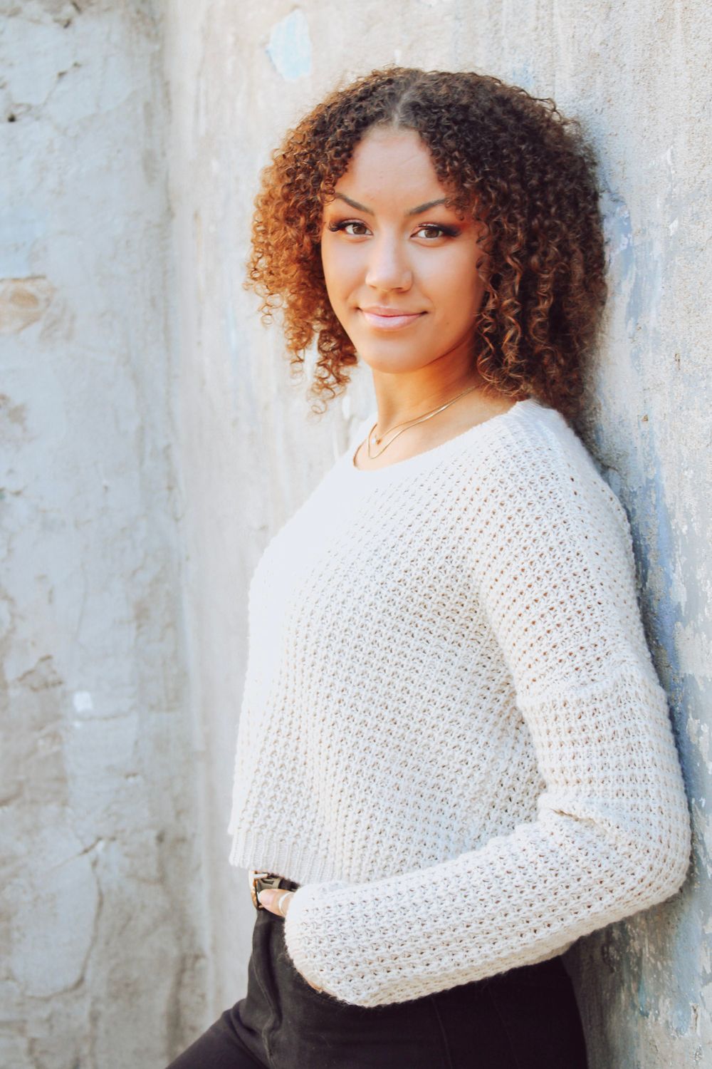 Senior photos in Knoxville. Outdoor senior photo session. Light and airy senior photos. Senior portraits.