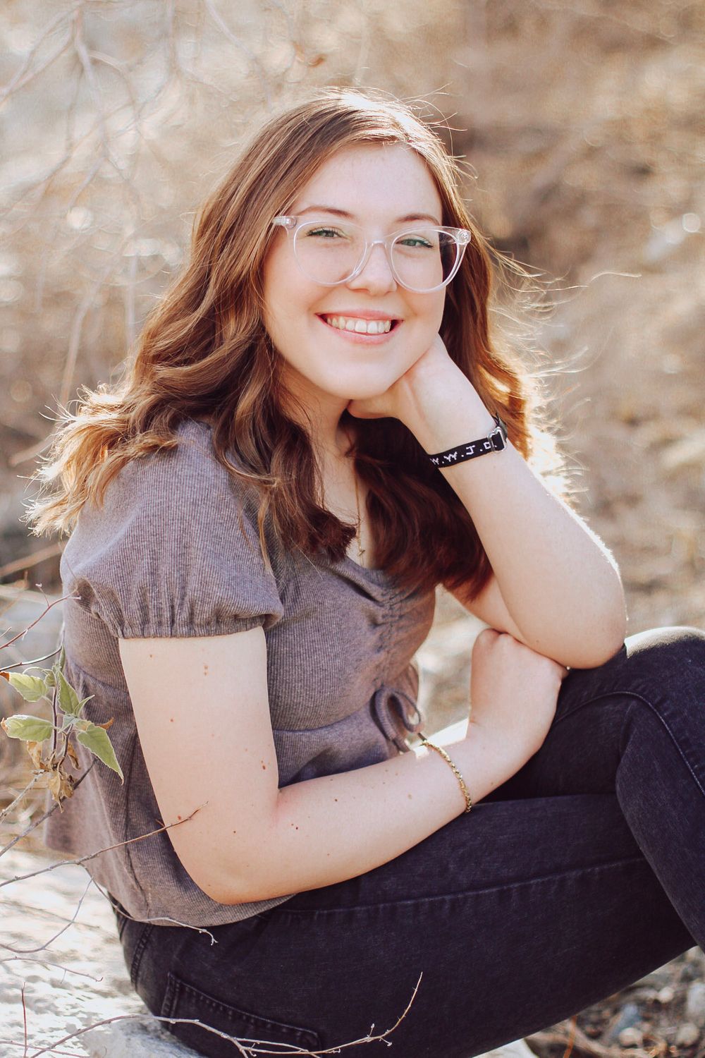 Senior photos in Knoxville. Outdoor senior photo session. Light and airy senior photos. Senior portraits.