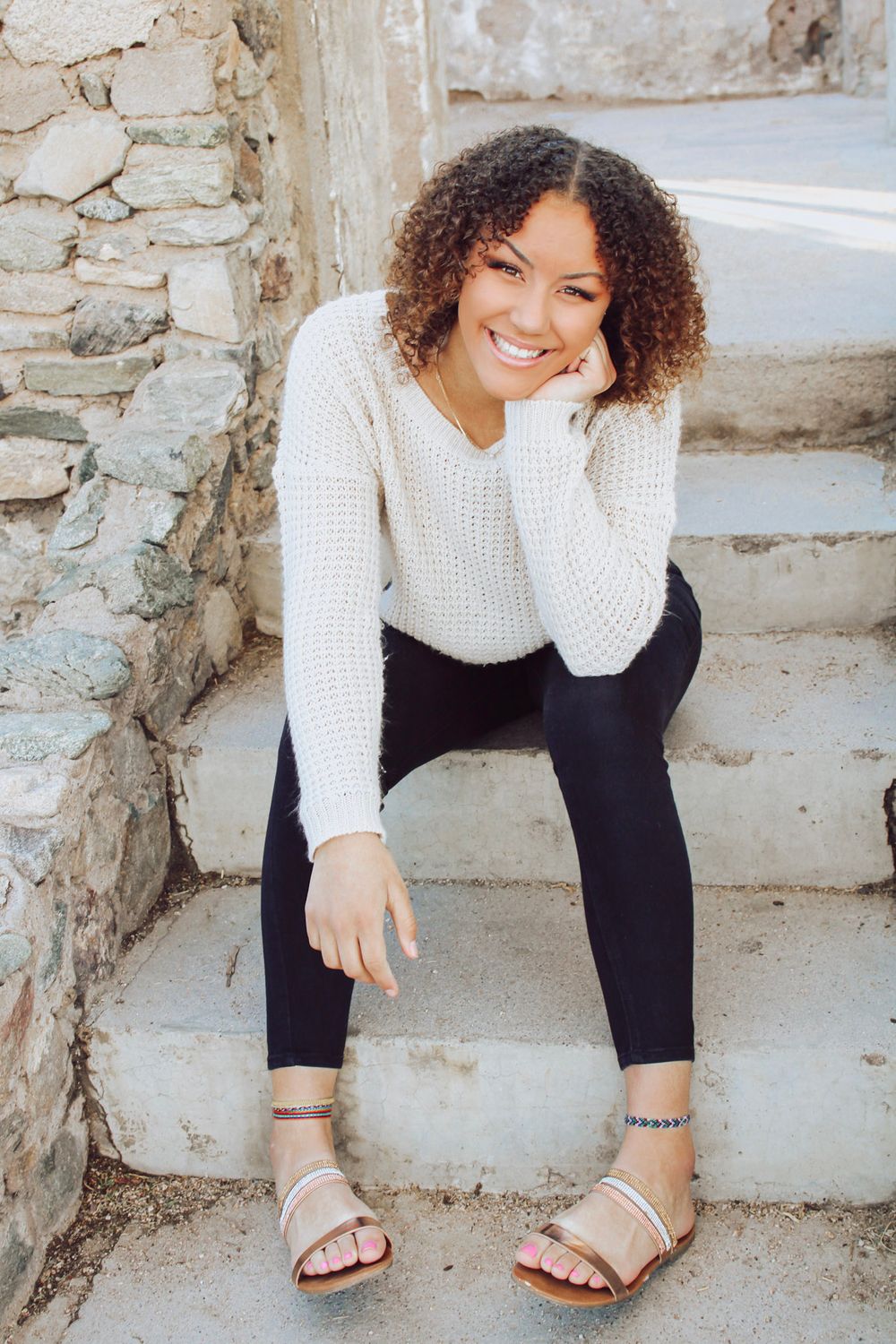 Senior photos in Knoxville. Outdoor senior photo session. Light and airy senior photos. Senior portraits.