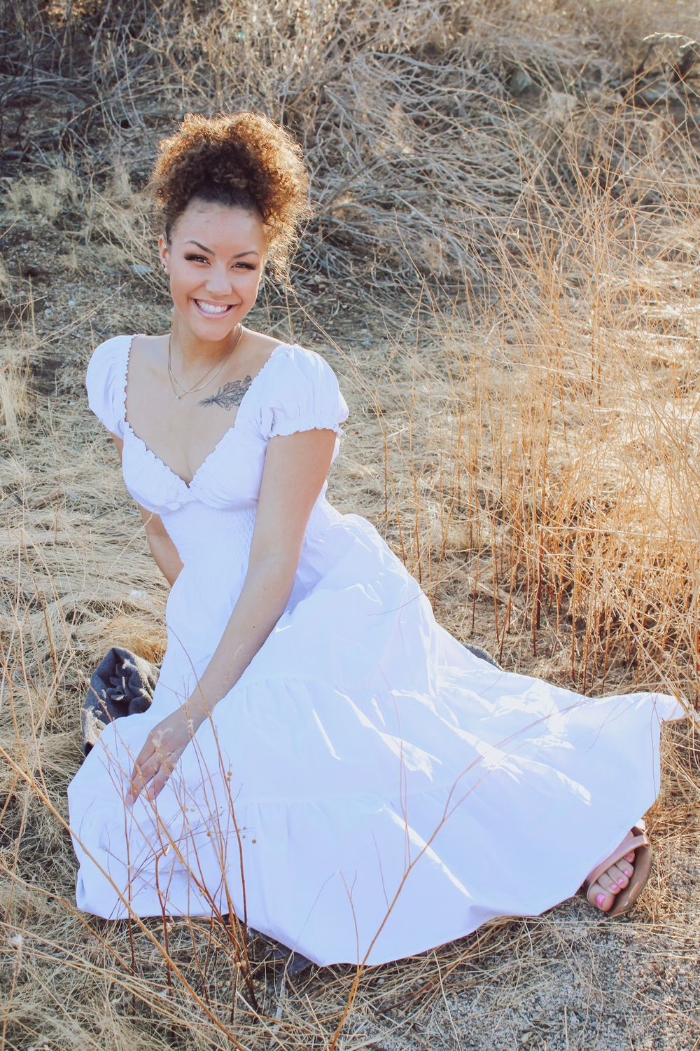 Senior photos in Knoxville. Outdoor senior photo session. Light and airy senior photos. Senior portraits.