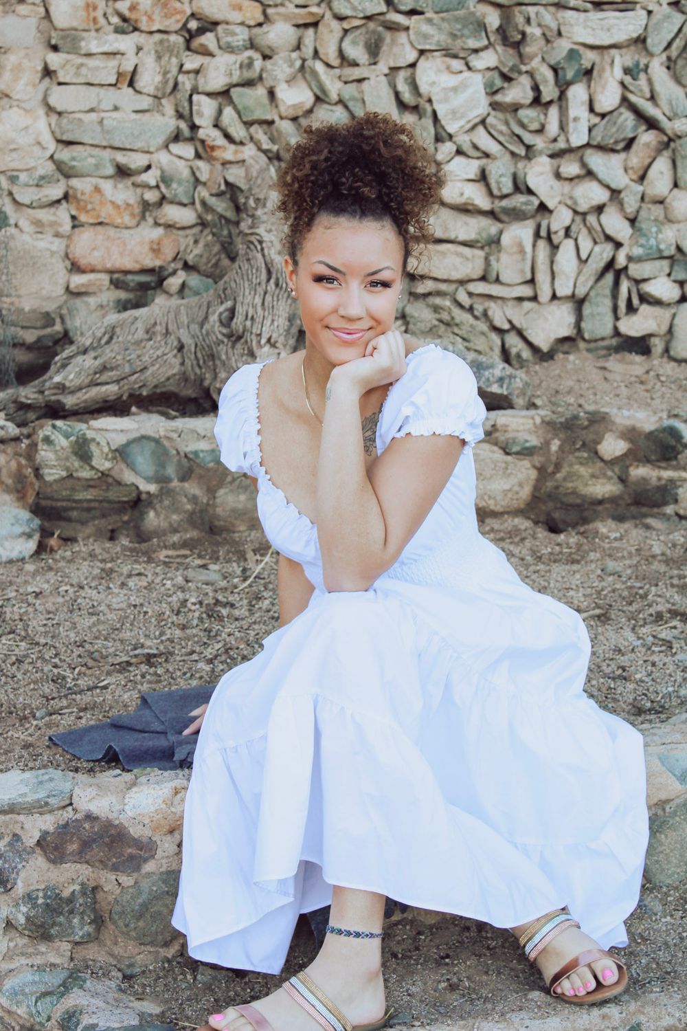 Senior photos in Knoxville. Outdoor senior photo session. Light and airy senior photos. Senior portraits.