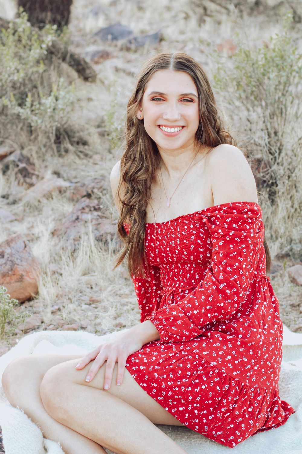 Senior photos in Knoxville. Outdoor senior photo session. Light and airy senior photos. Senior portraits.