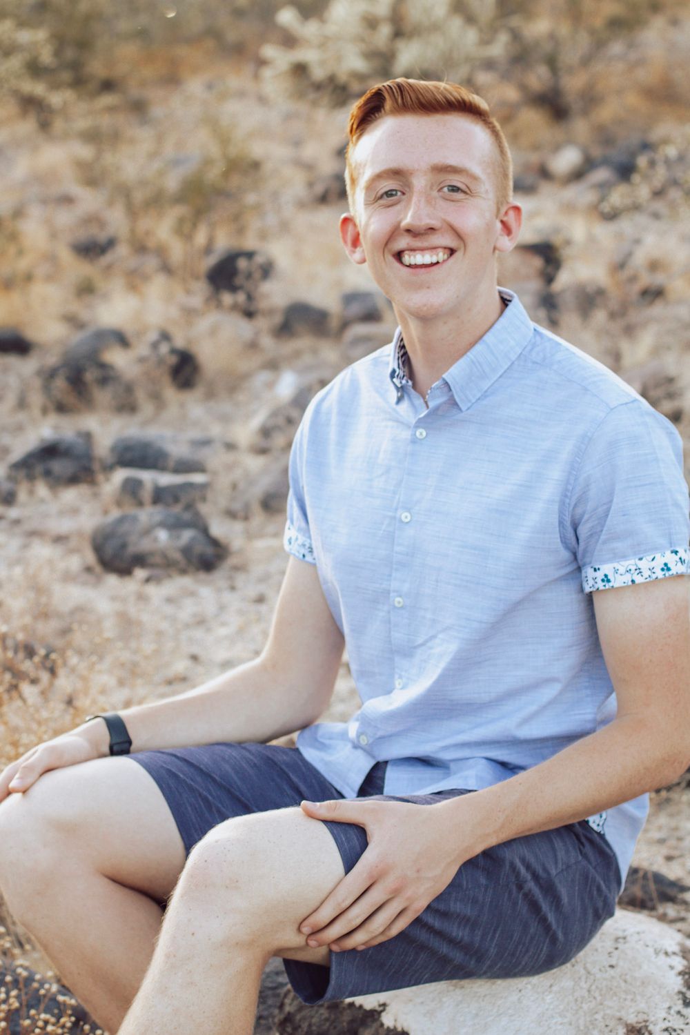 Senior photos in Knoxville. Outdoor senior photo session. Light and airy senior photos. Senior portraits.