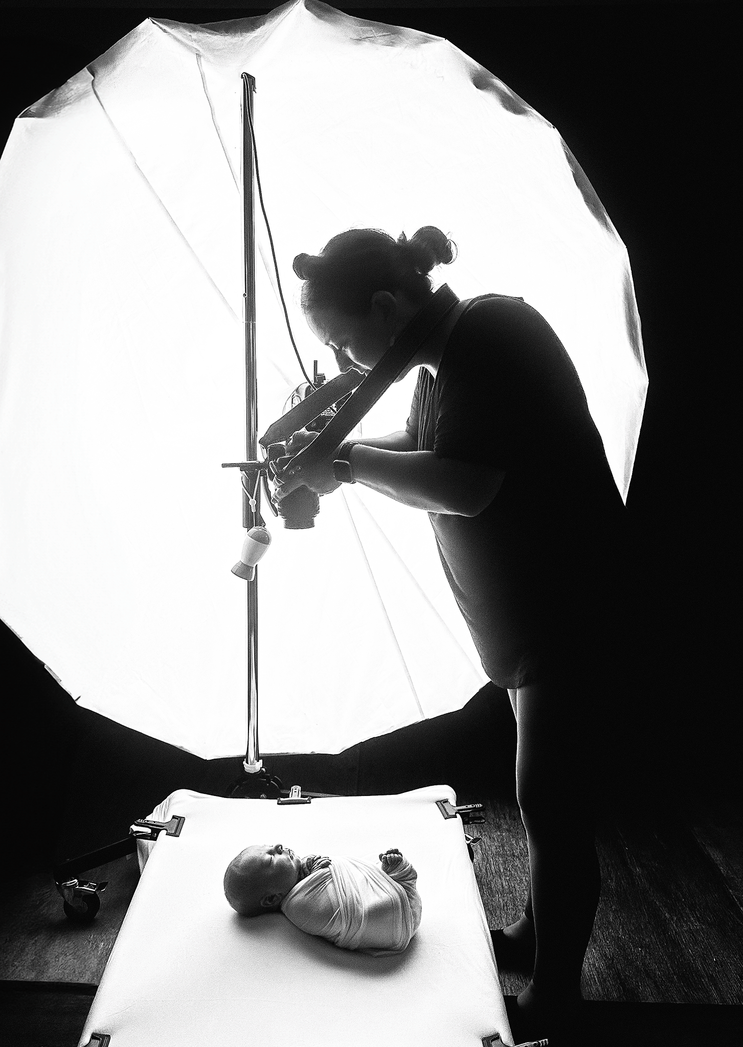 Behind the scenes image of a newborn session with Anna Carreno Photography. Newborn family and cake smash photographer.