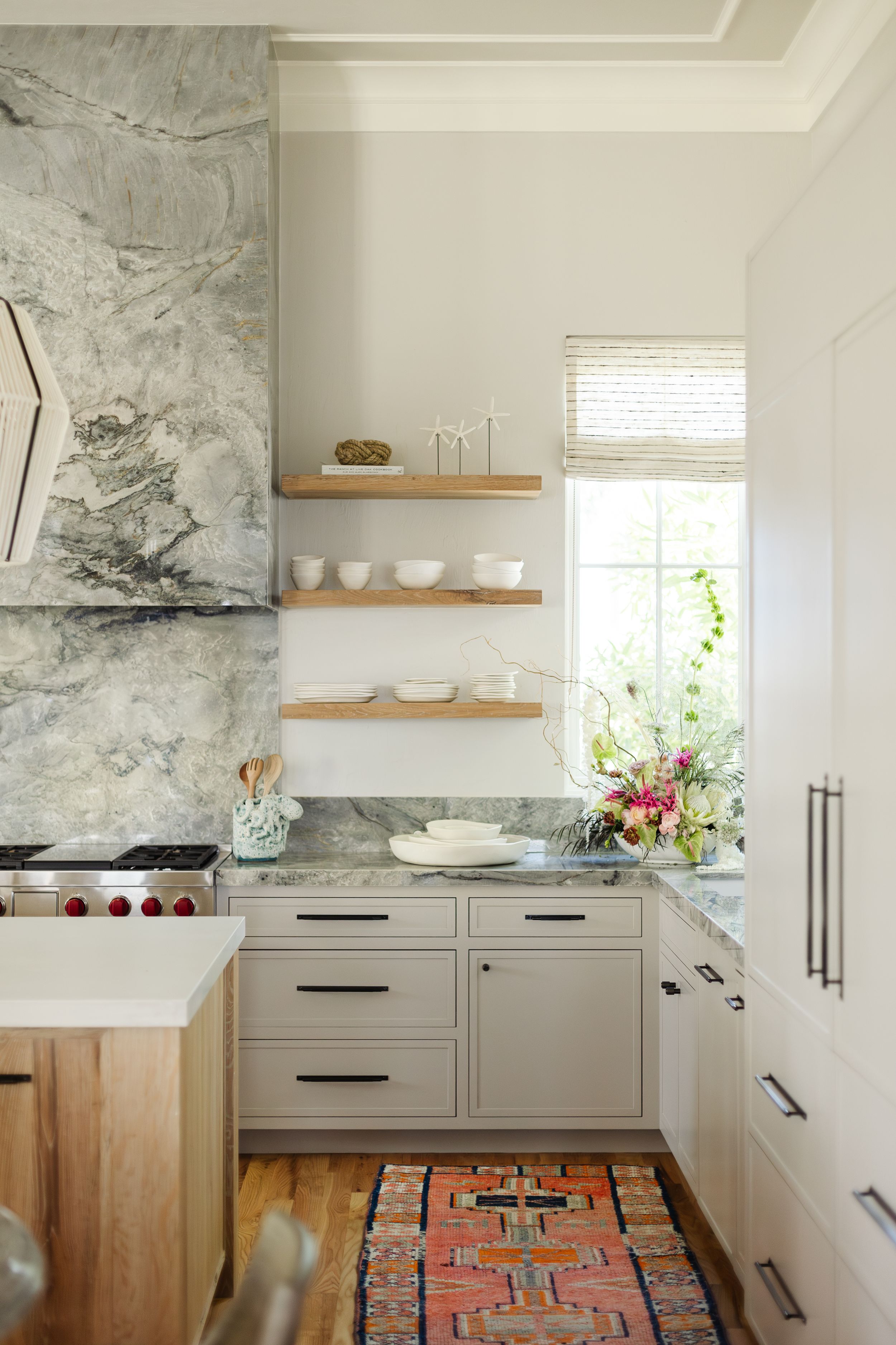 Tara Correa's photography focuses on capturing the architectural interiors of commercial and residential spaces.